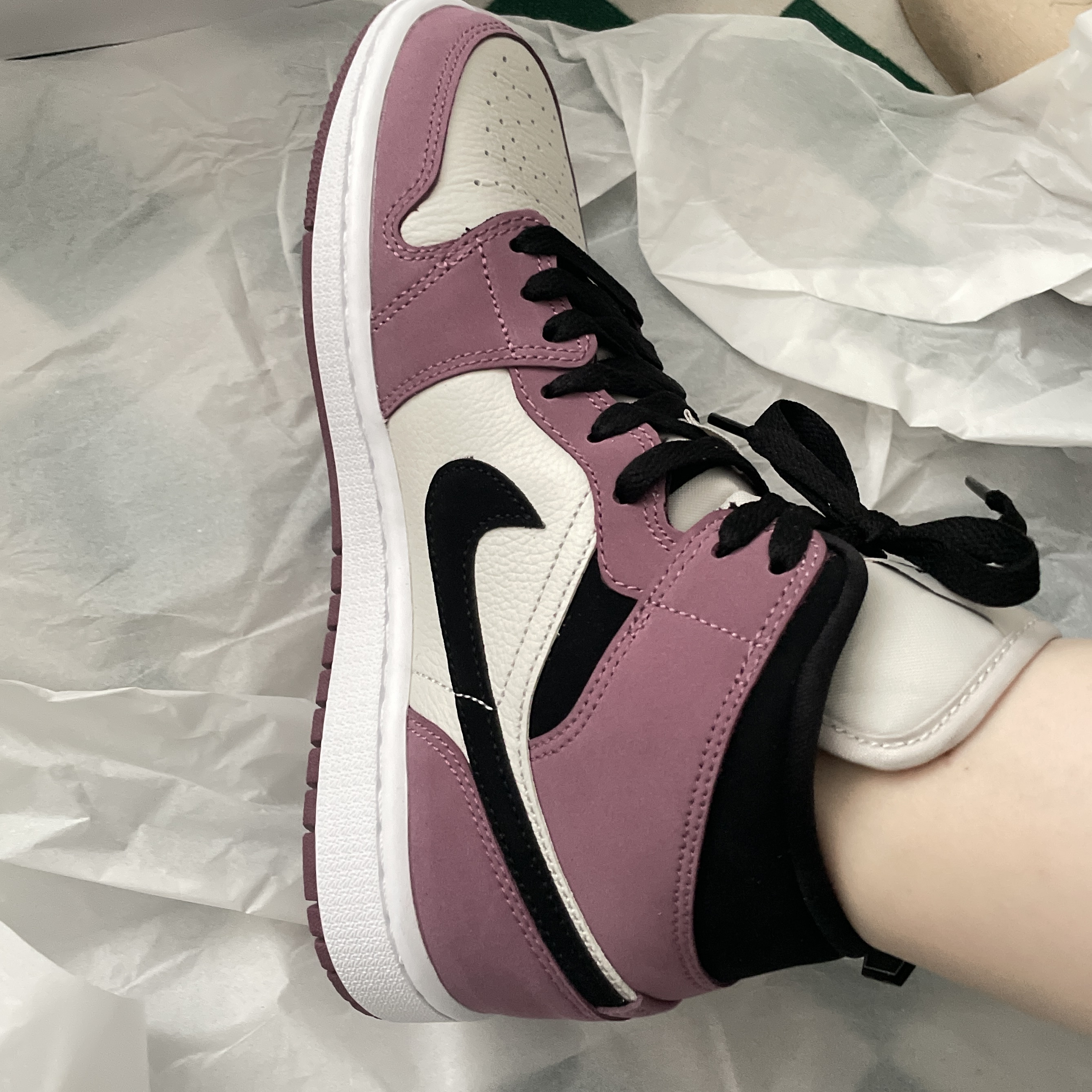 (W) Jordan 1 Mid SE Light Mulberry 착용 스타일 - 1