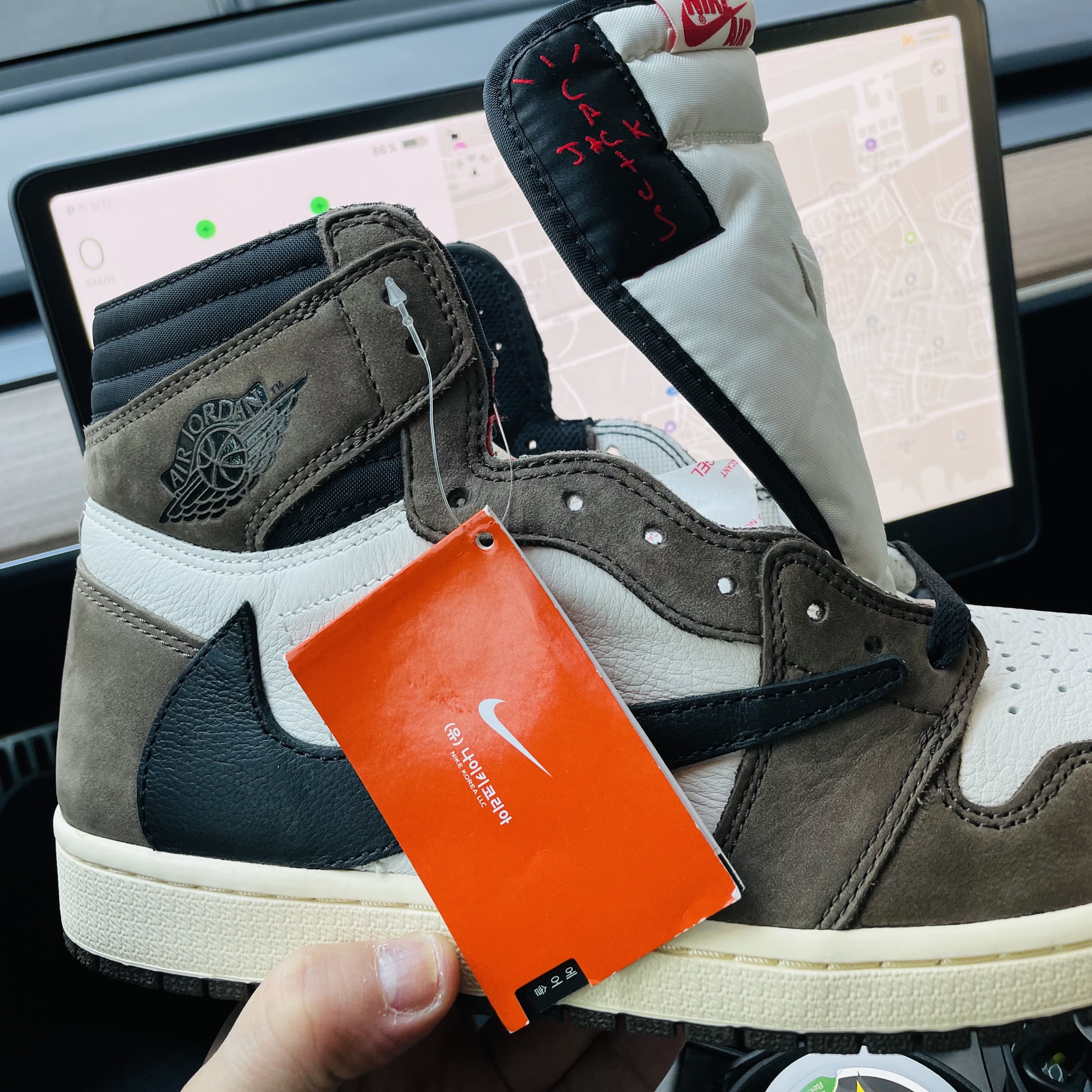 Jordan 1 x Travis Scott Retro High OG SP Mocha 착용 스타일