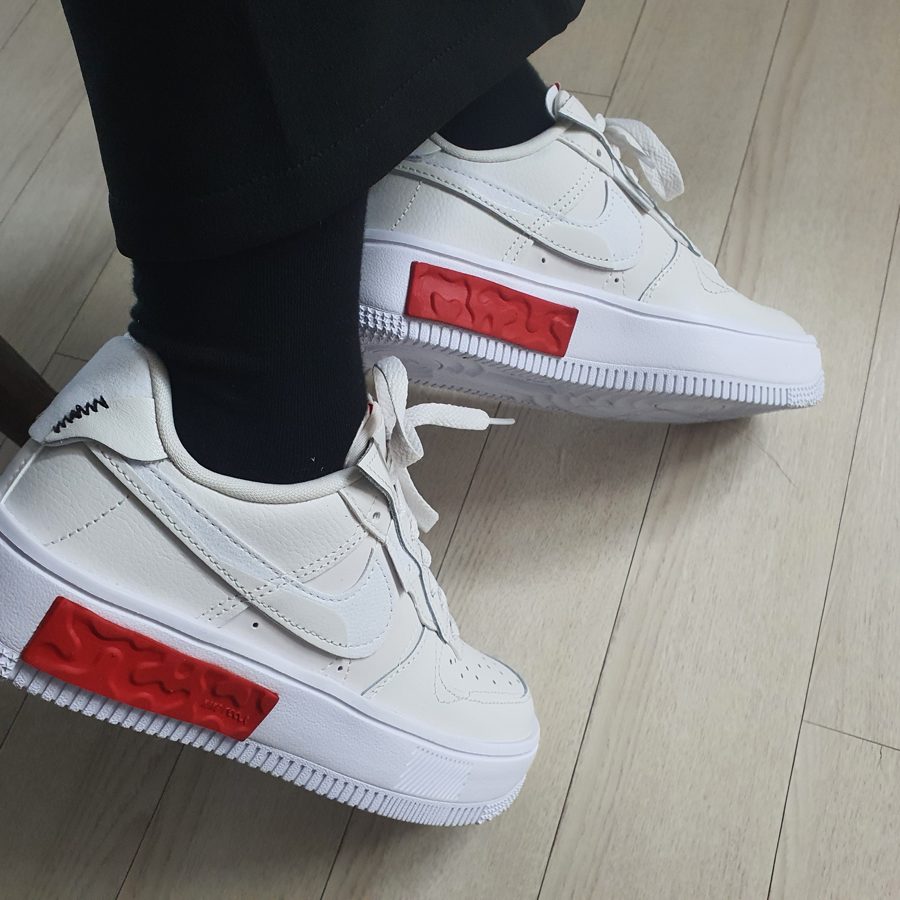 (W) Nike Air Force 1 Fontanka Pearl White 착용 스타일 - 1