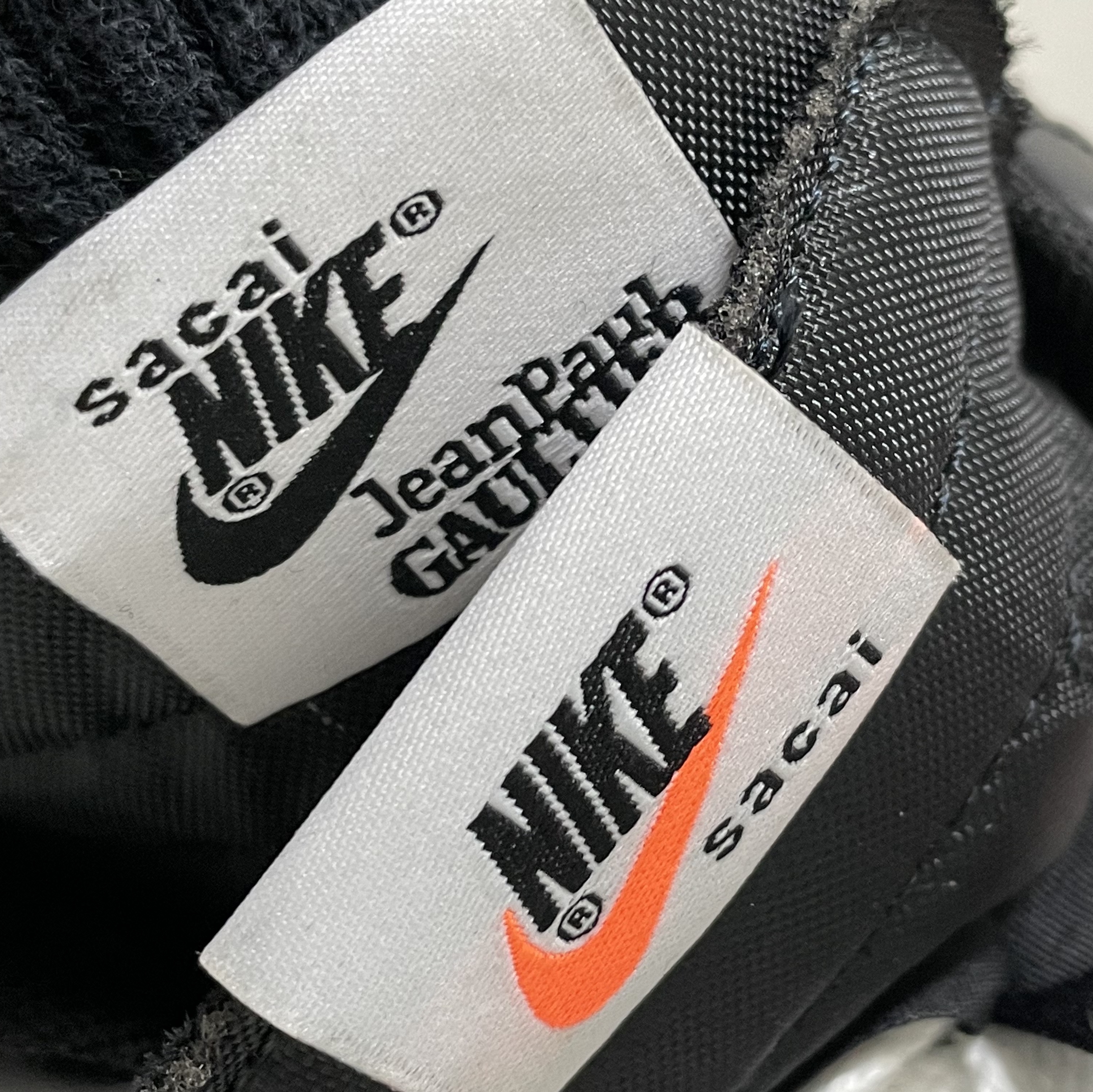 Nike x Sacai x Jean Paul Gaultier VaporWaffle Black White 착용 스타일 - 2