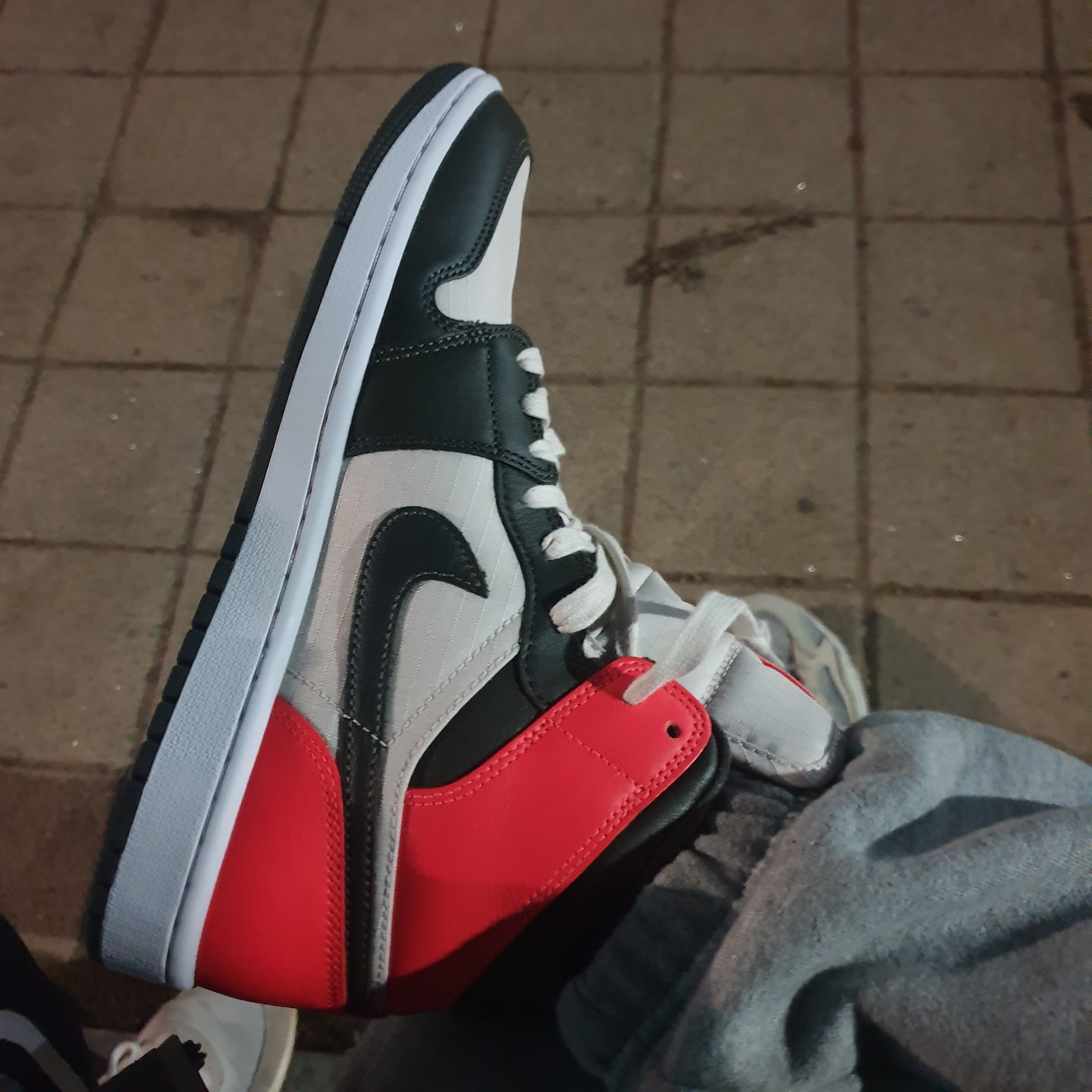 (W) Jordan 1 Mid SE Newsprint 착용 스타일 - 2