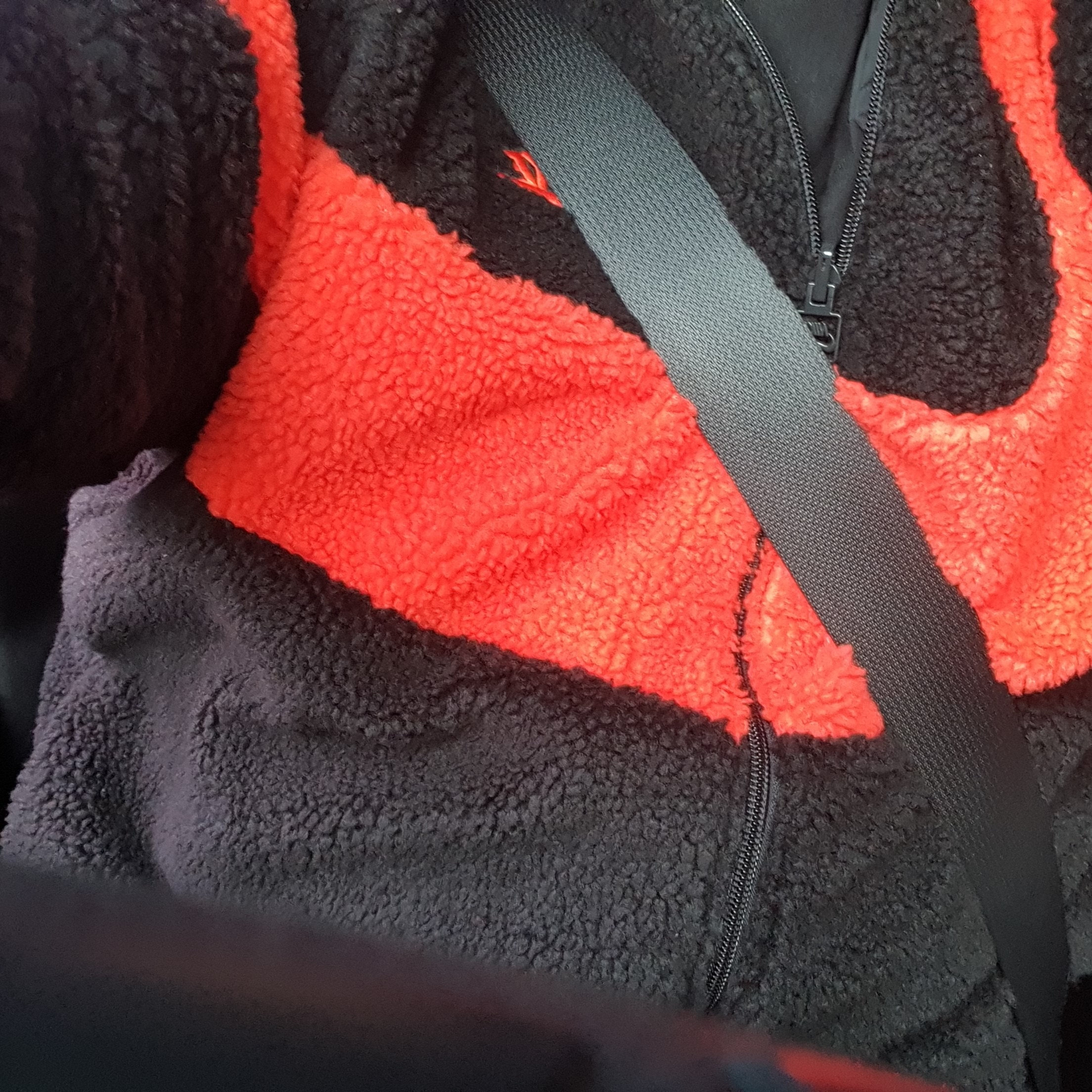 Nike Big Swoosh Full Zip Jacket Black Chili Red 착용 스타일