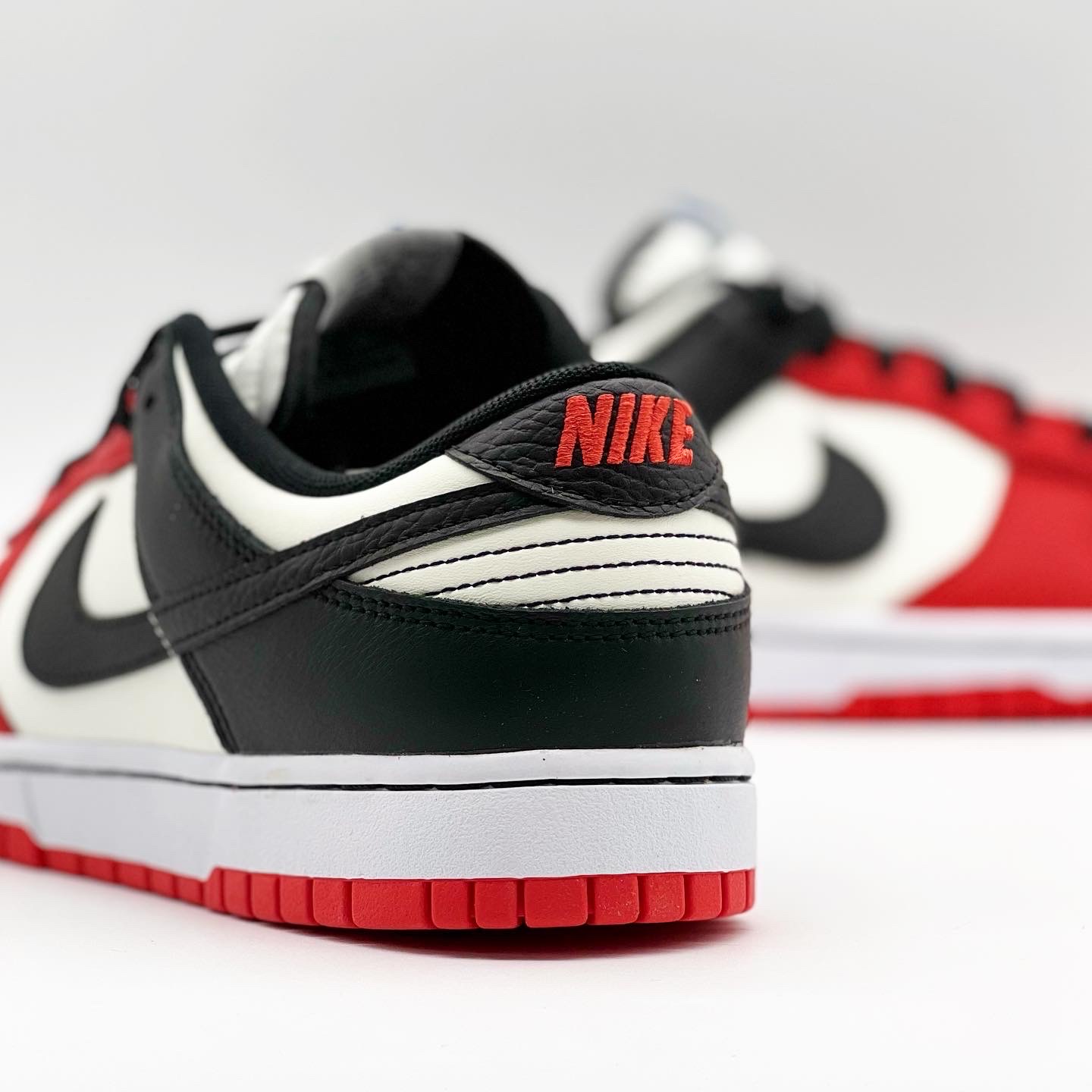 Nike x NBA Dunk Low Retro EMB Black and Chile Red 착용 스타일 - 3