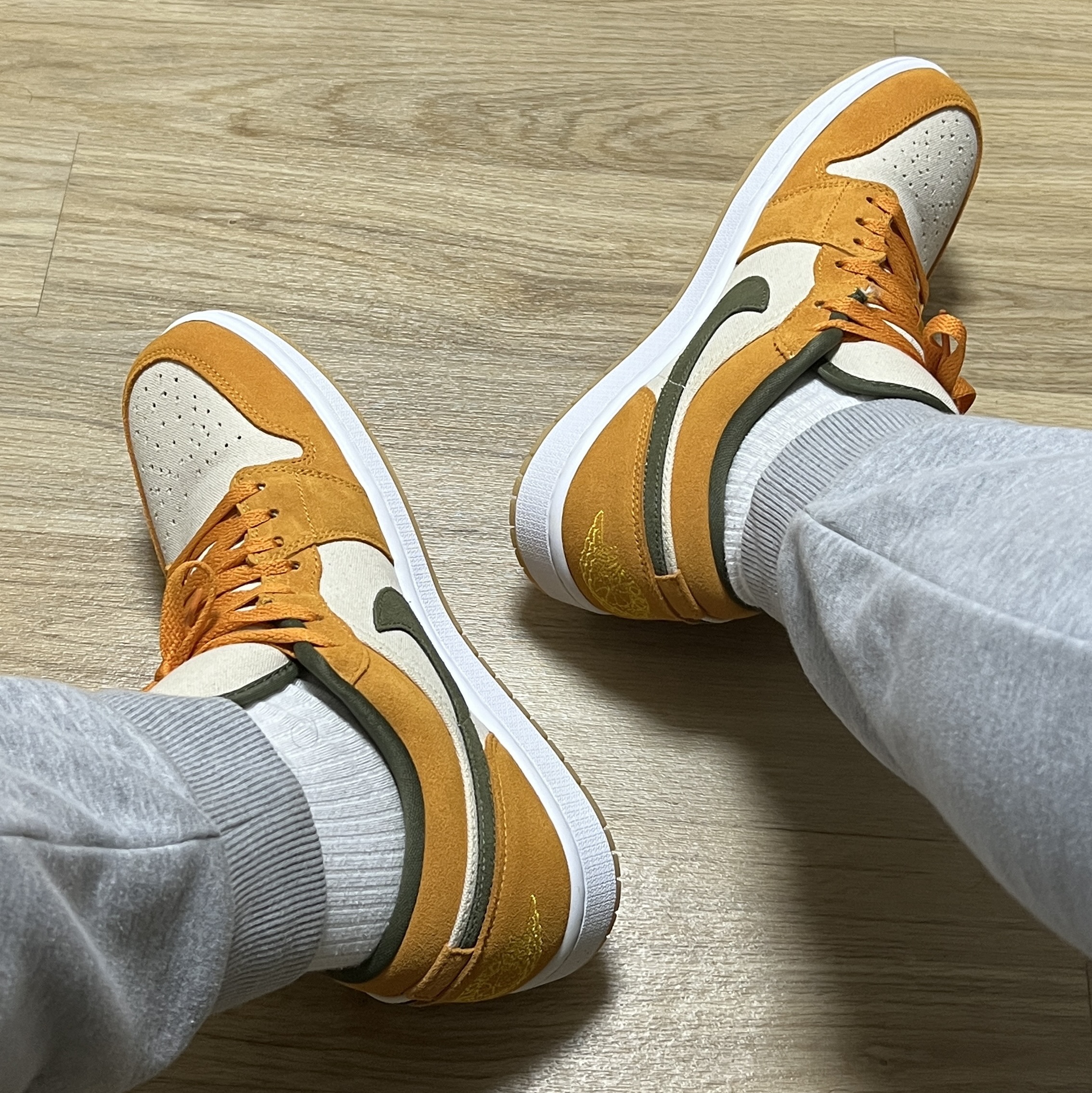 Jordan 1 Low SE Light Curry 착용 스타일 - 1