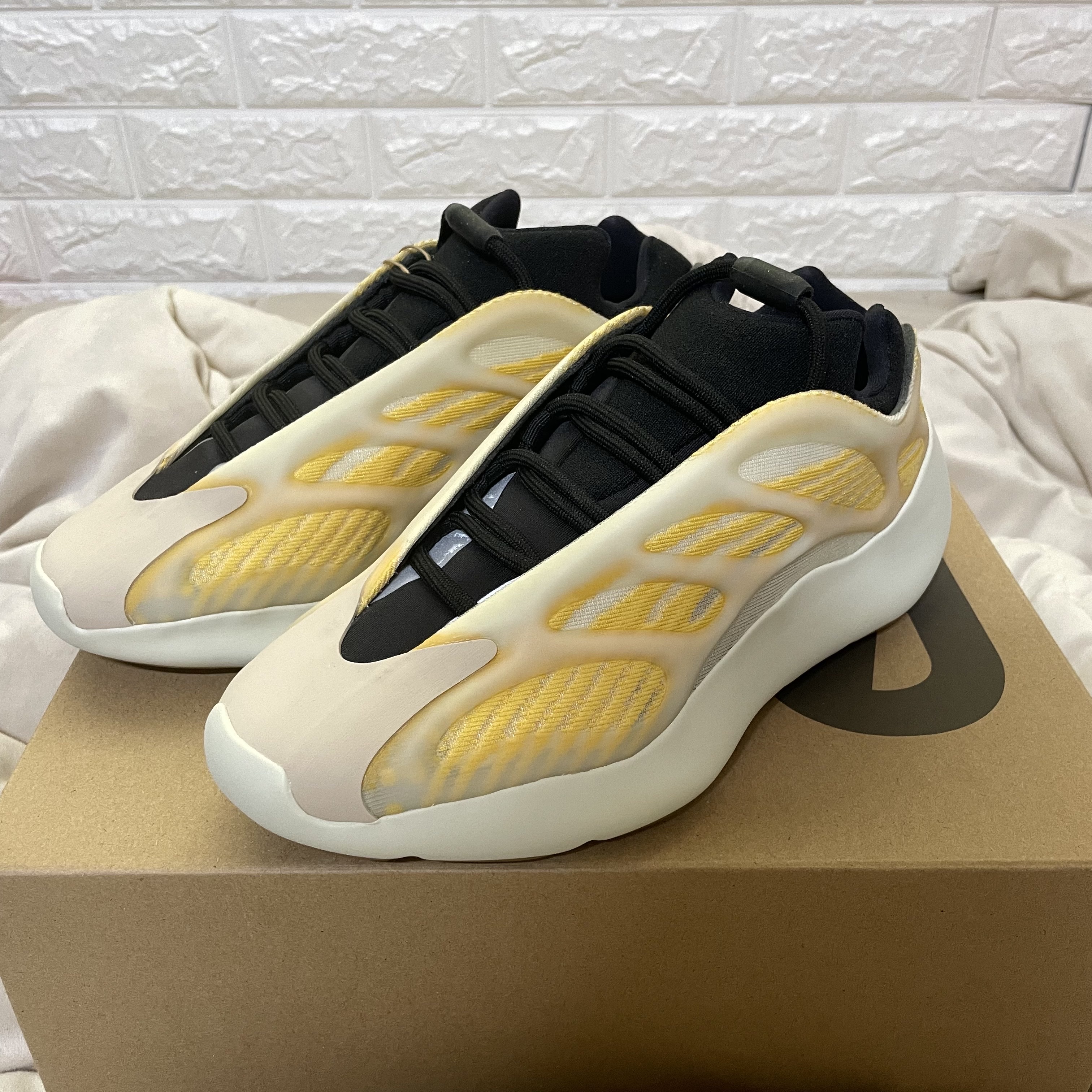 Adidas Yeezy 700 V3 Mono Safflower 착용 스타일