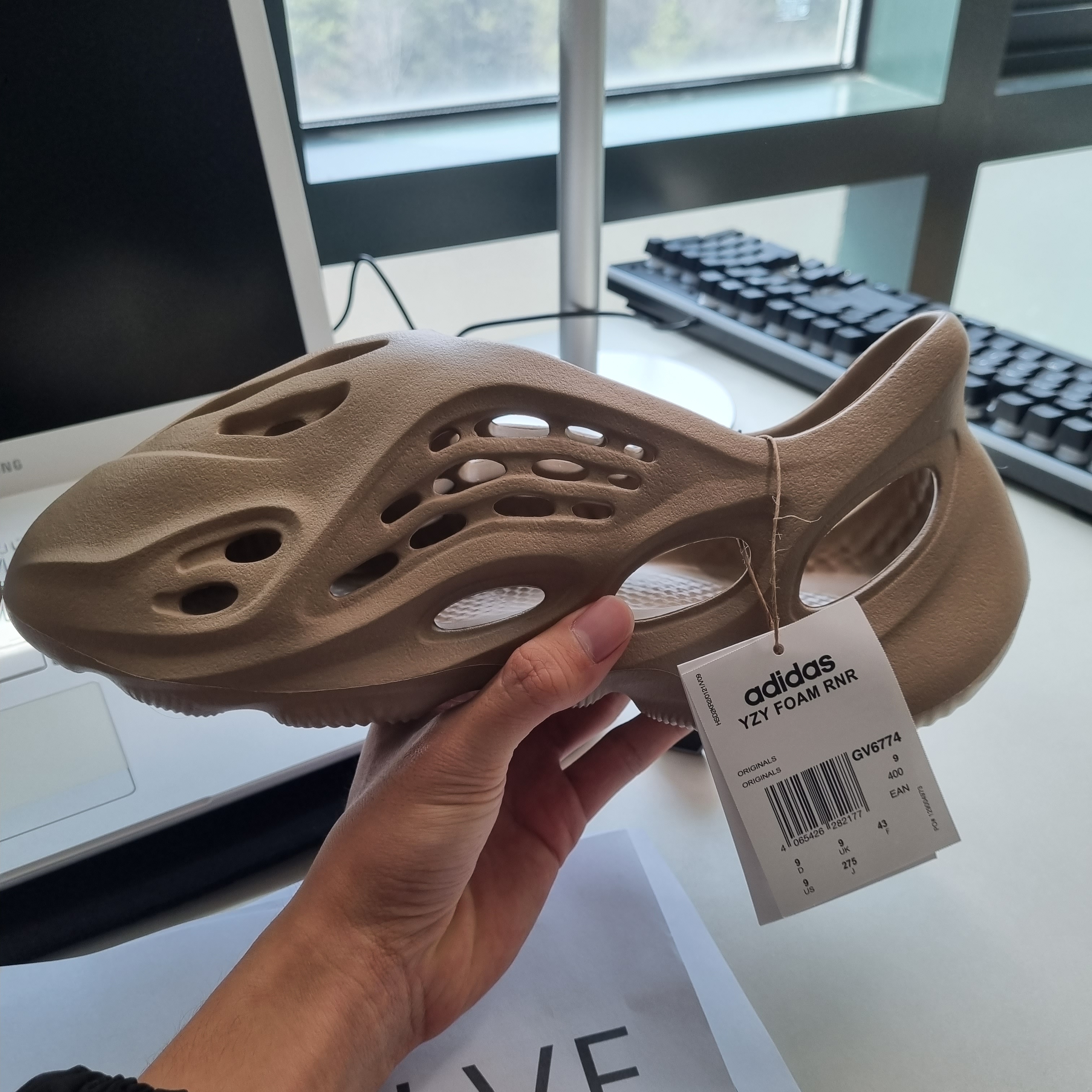 Adidas Yeezy Foam RNNR Mist 착용 스타일