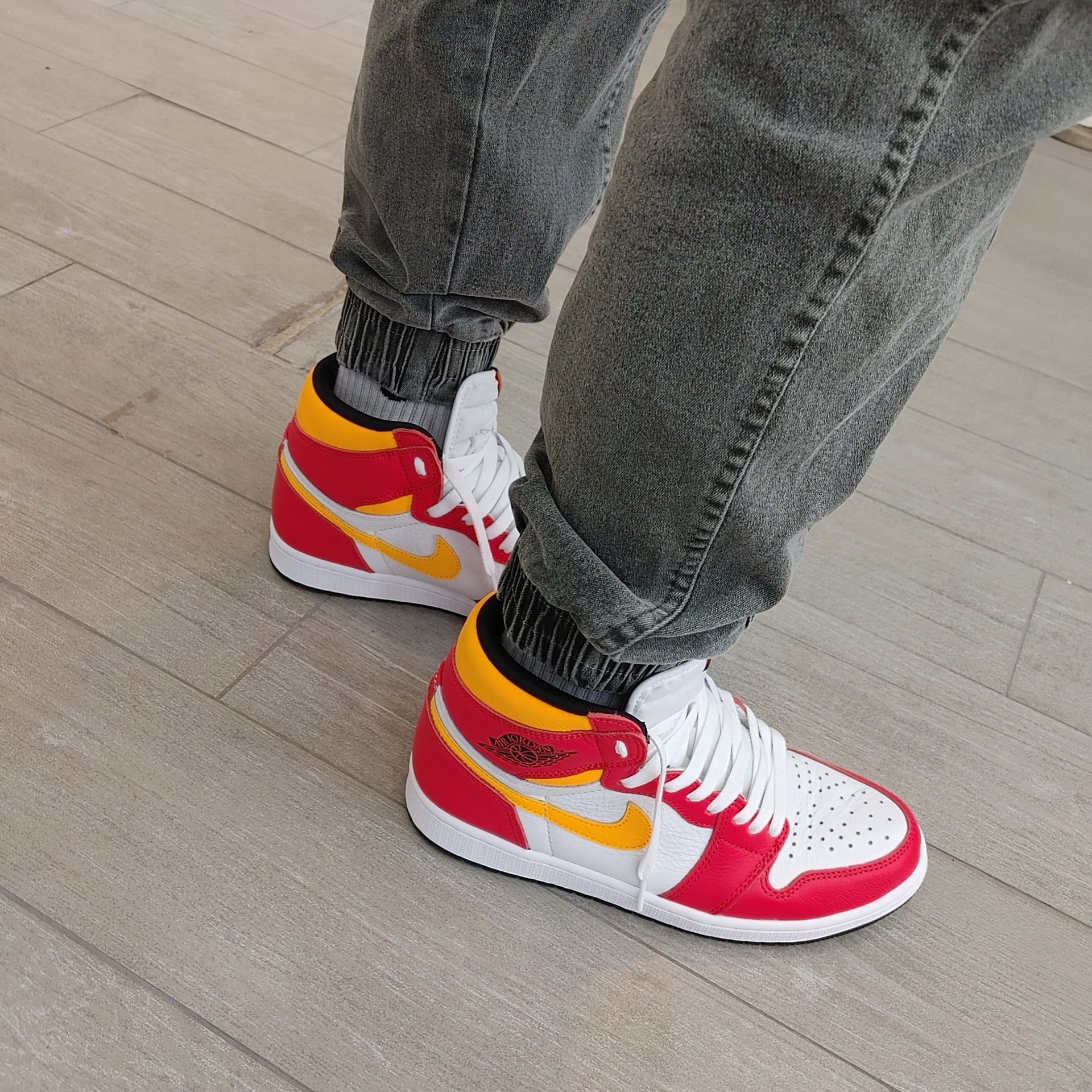 Jordan 1 Retro High OG Light Fusion Red 착용 스타일 - 1