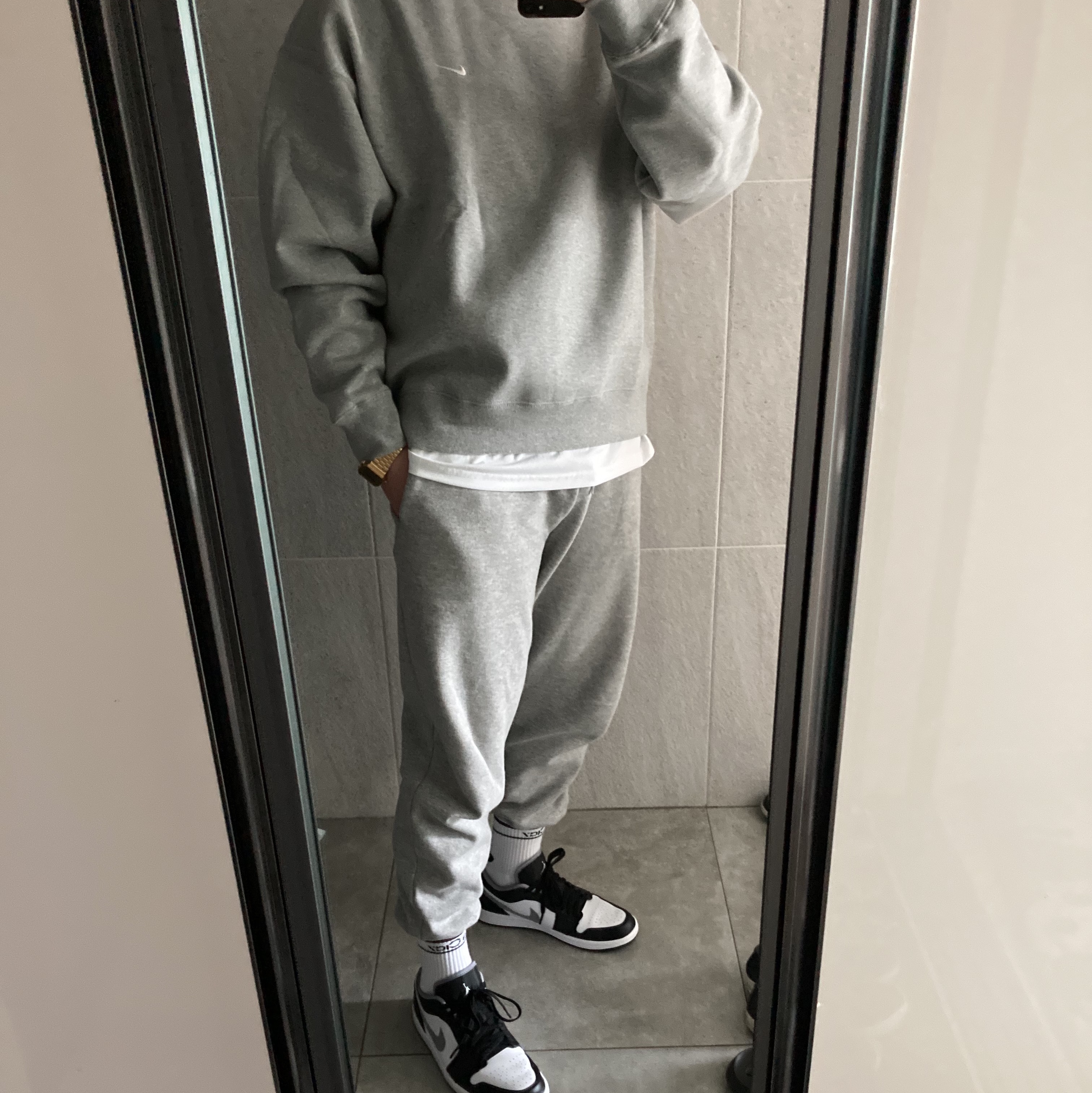 Nike NRG Solo Swoosh Crew Fleece Dark Grey Heather - Asia, Jordan 1 Low Black Particle Grey 착용 스타일 - 1