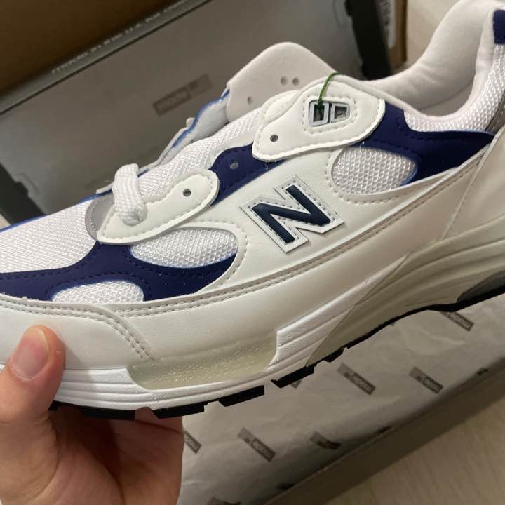 New Balance 992 Made in USA White Navy 착용 스타일 - 1