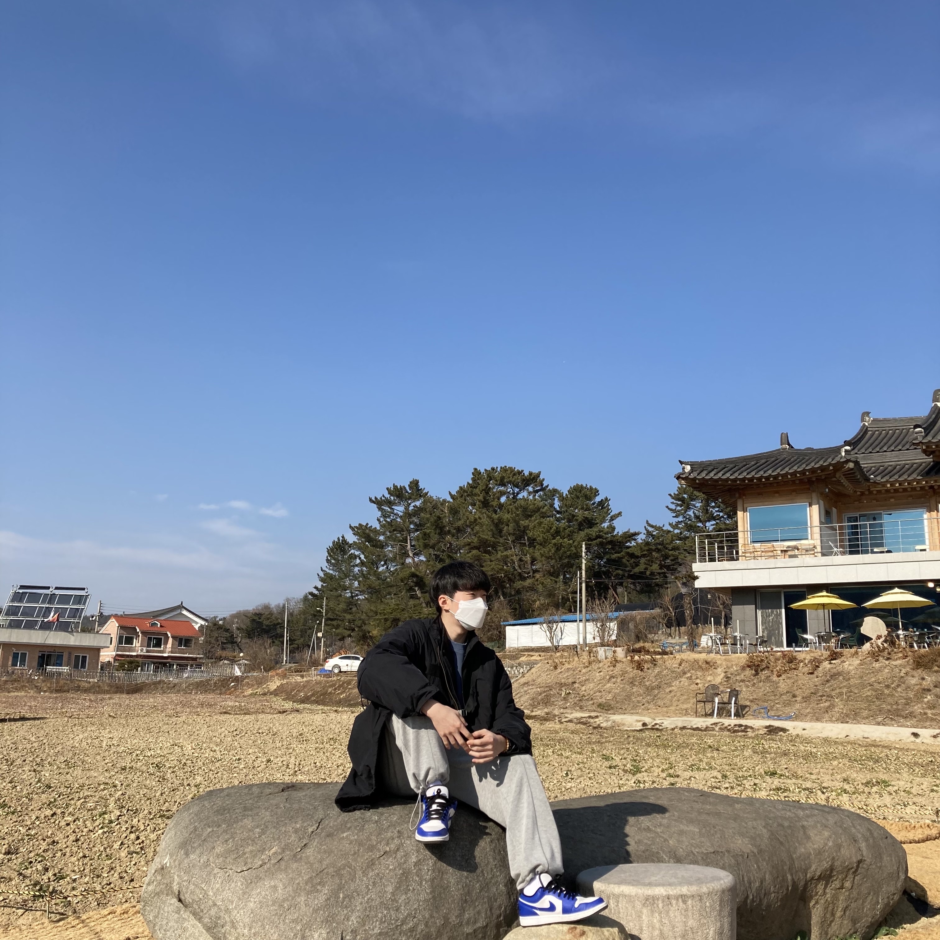 Jordan 1 Low Hyper Royal, IAB Studio Pigment Sweatshirt Navy 착용 스타일