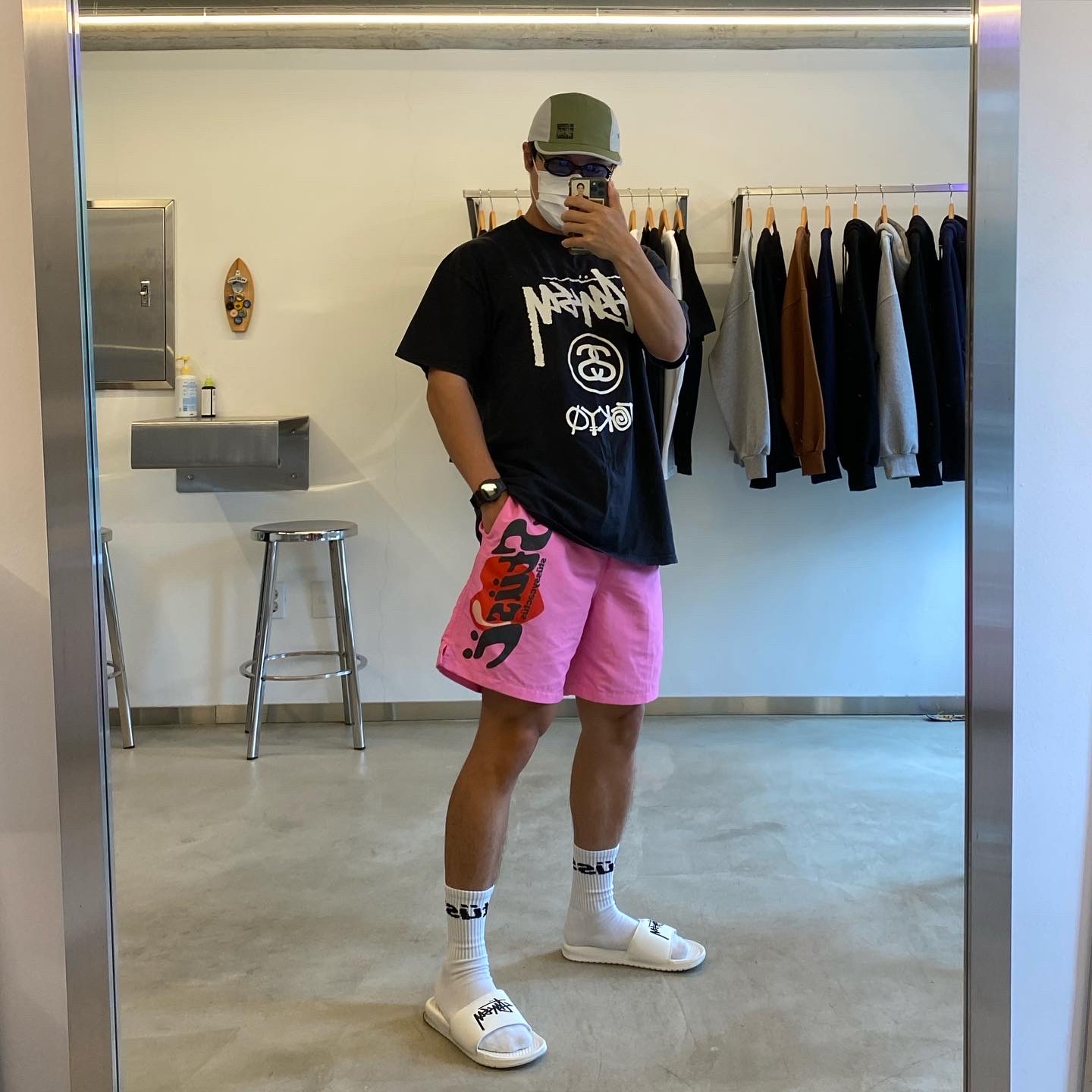 Nike x Stussy Benassi Slide Sail, Stussy x Cactus Plant Flea Market Shorts Pink 착용 스타일 - 1