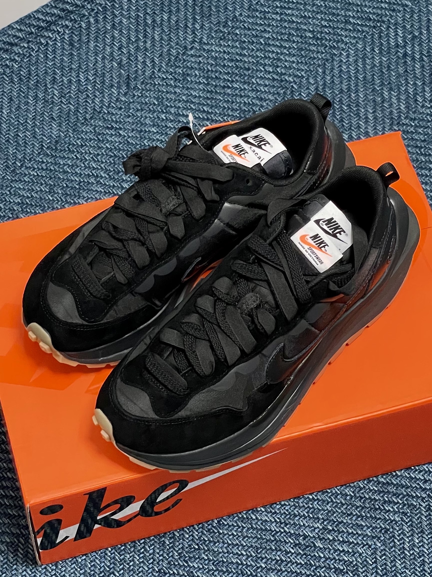 Nike x Sacai VaporWaffle Black and Gum 착용 스타일 - 2