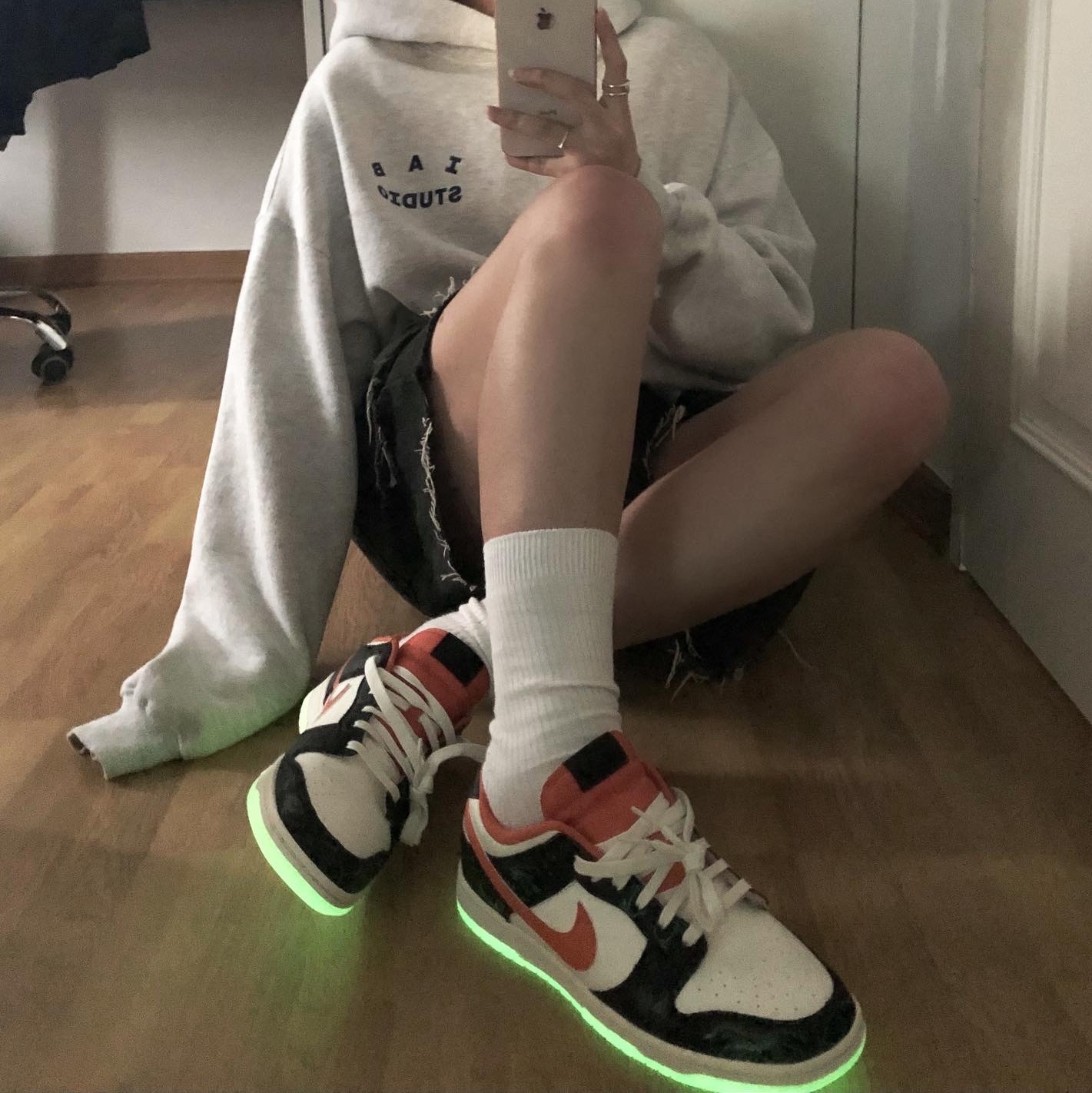 Nike Dunk Low Retro PRM Halloween, IAB Studio Hoodie Light Gray 착용 스타일 - 1