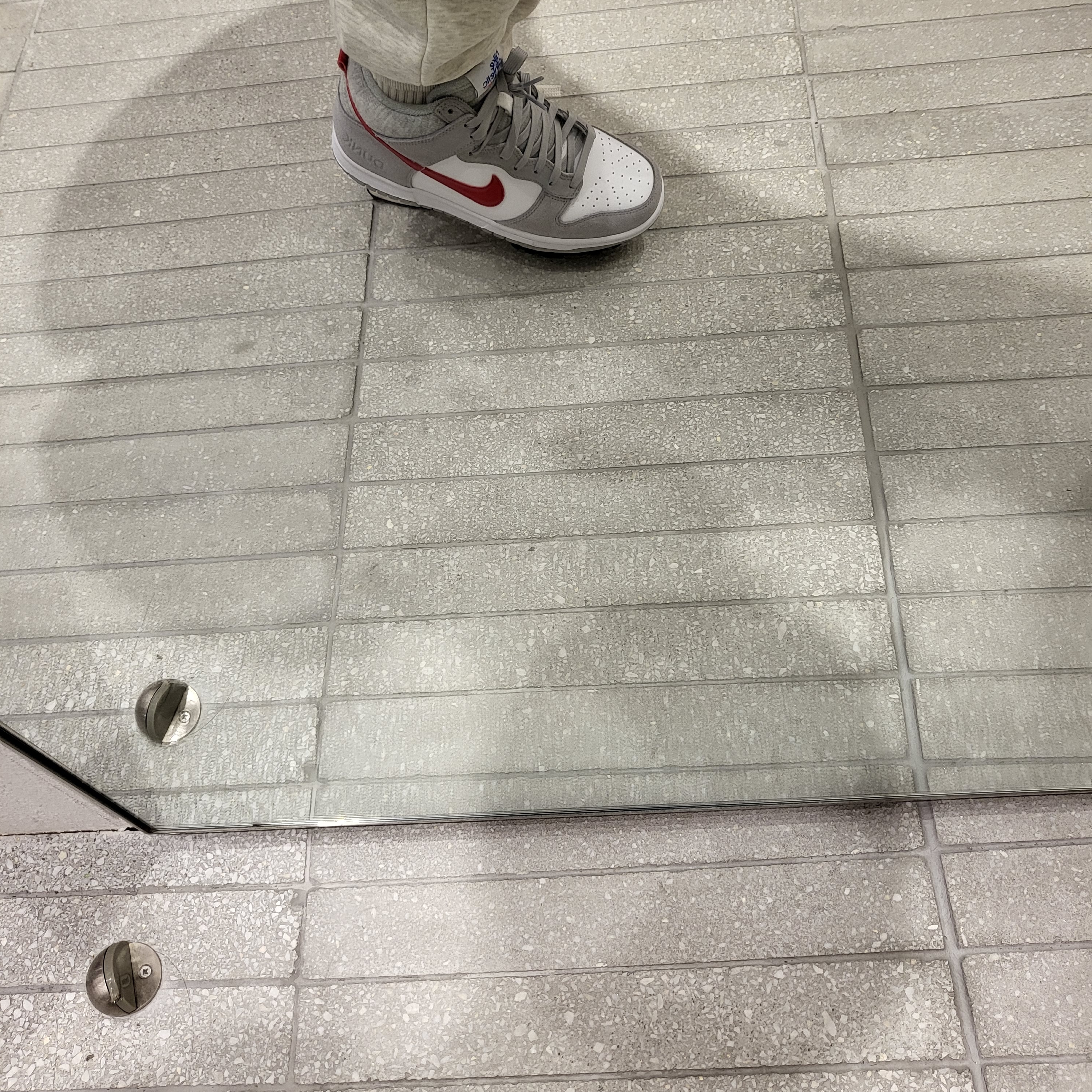 (GS) Nike Dunk High SE Athletic Club Grey Red 착용 스타일 - 2