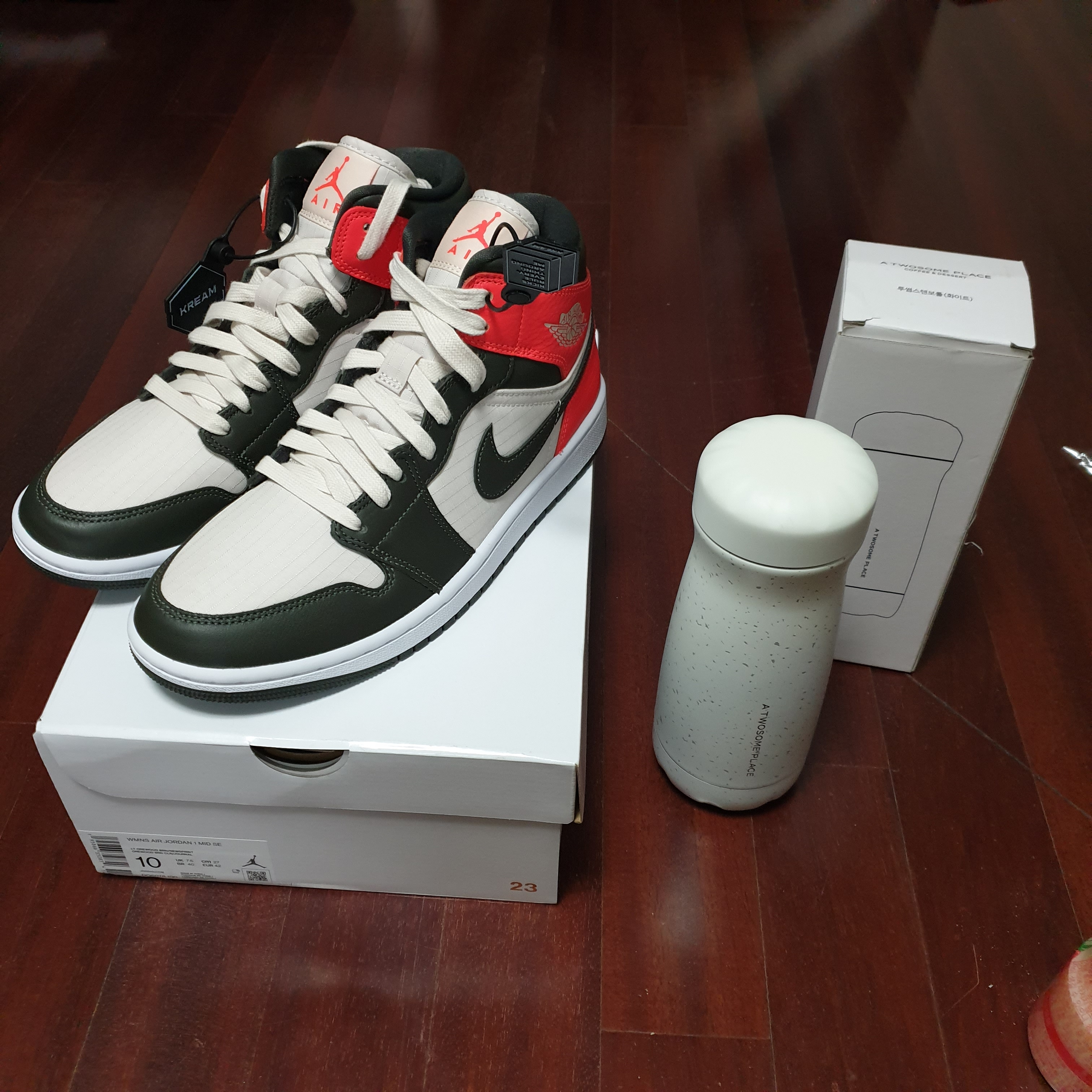 (W) Jordan 1 Mid SE Newsprint 착용 스타일 - 4
