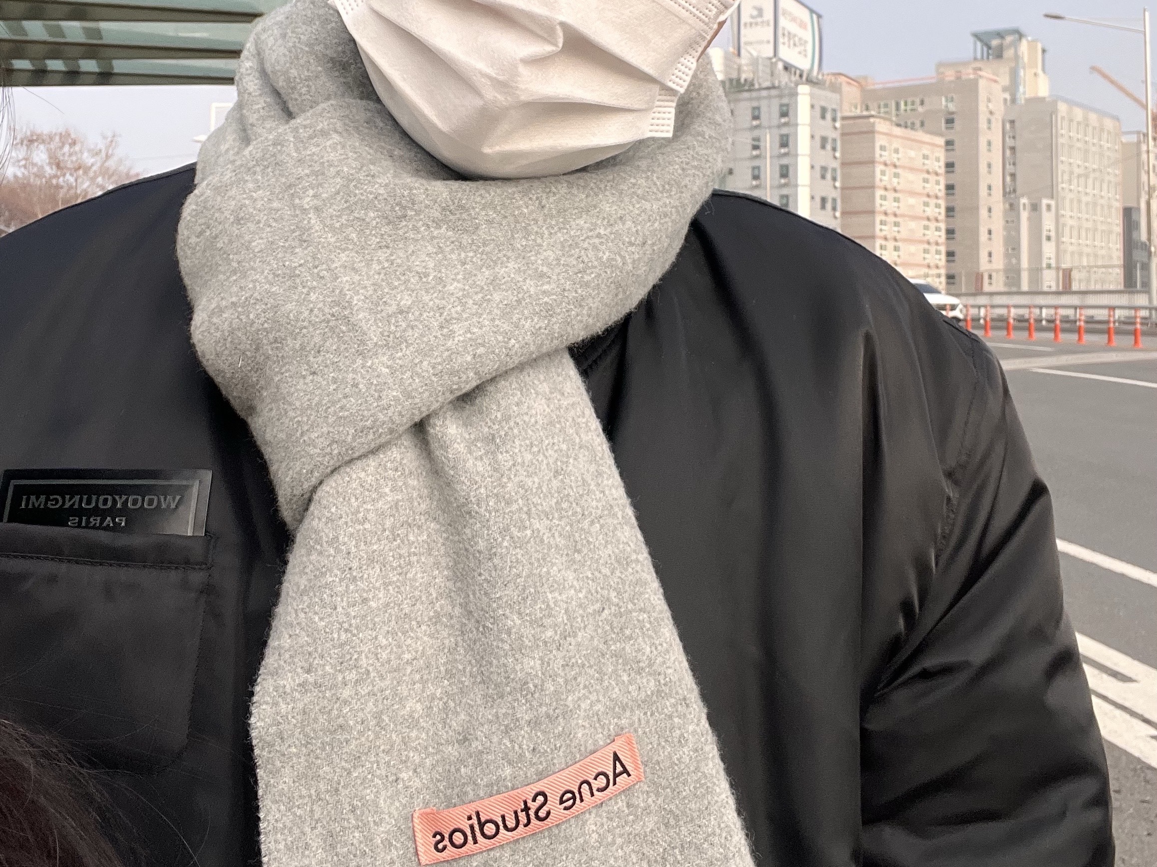 Acne Studios Canada Narrow New Wool Muffler Light Grey Melange 착용 스타일