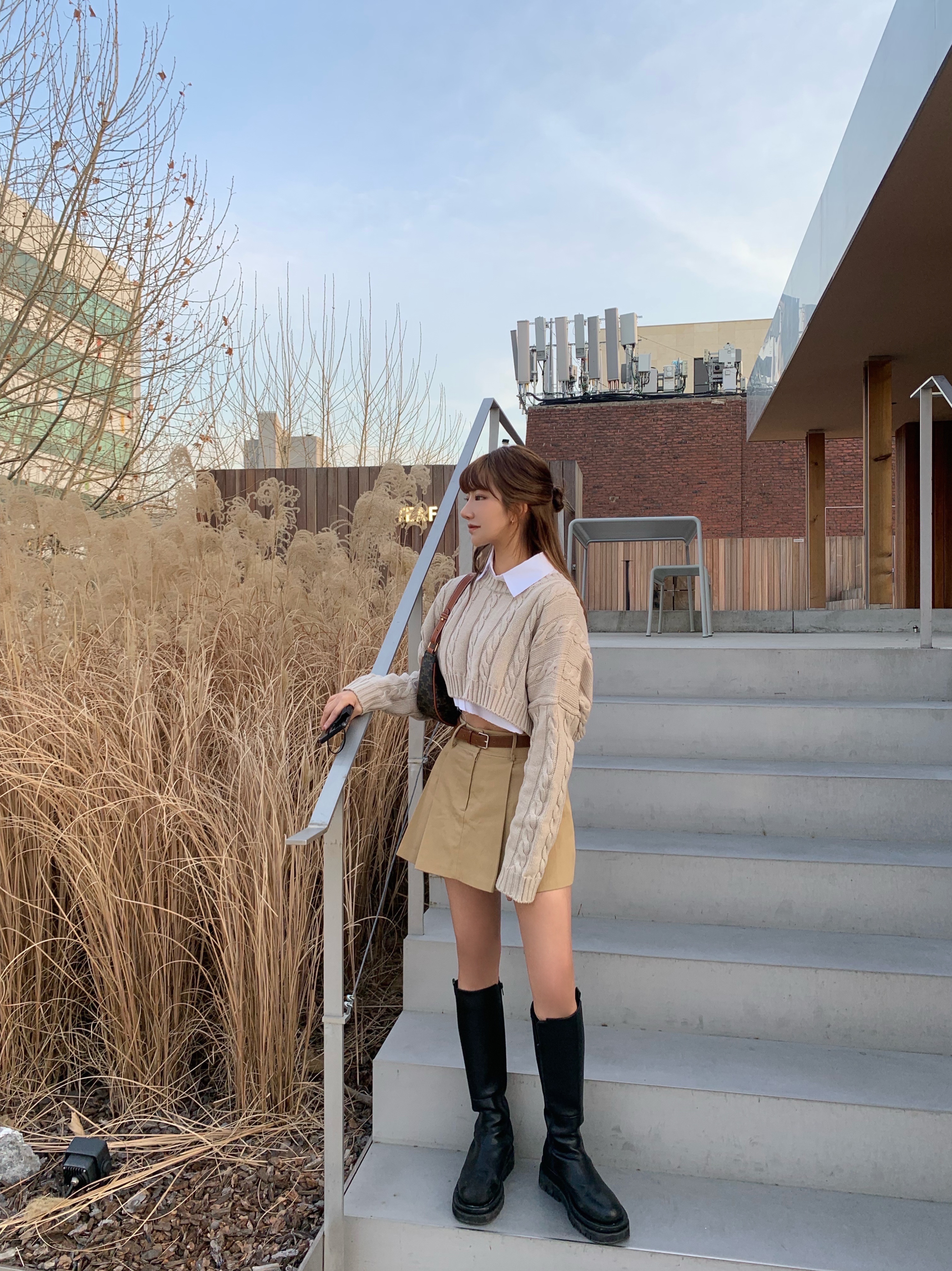Celine Ava Bag in Triomphe Canvas and Calfskin Tan 착용 스타일 - 3