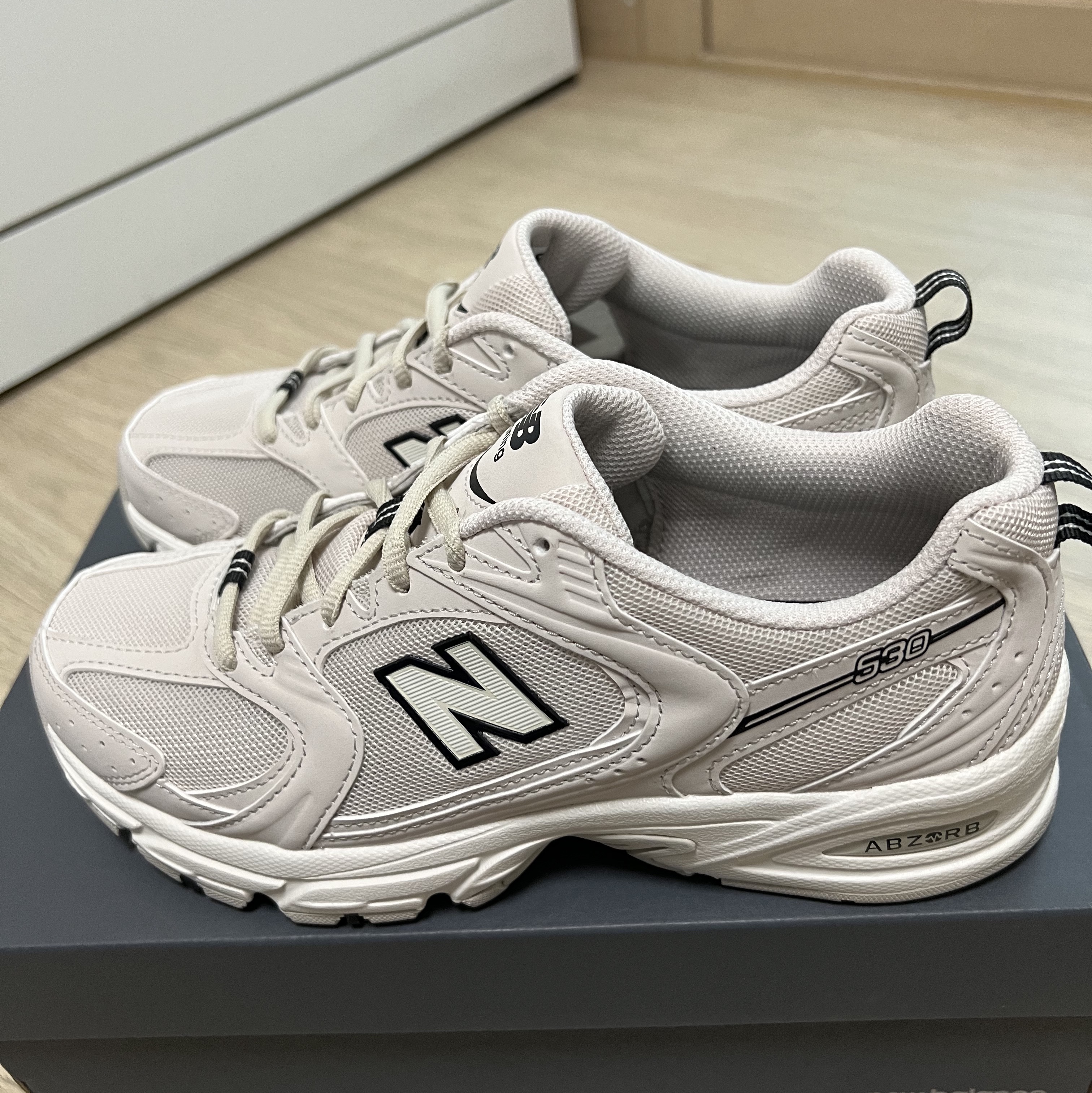 New Balance 530 Ivory 착용 스타일 - 1