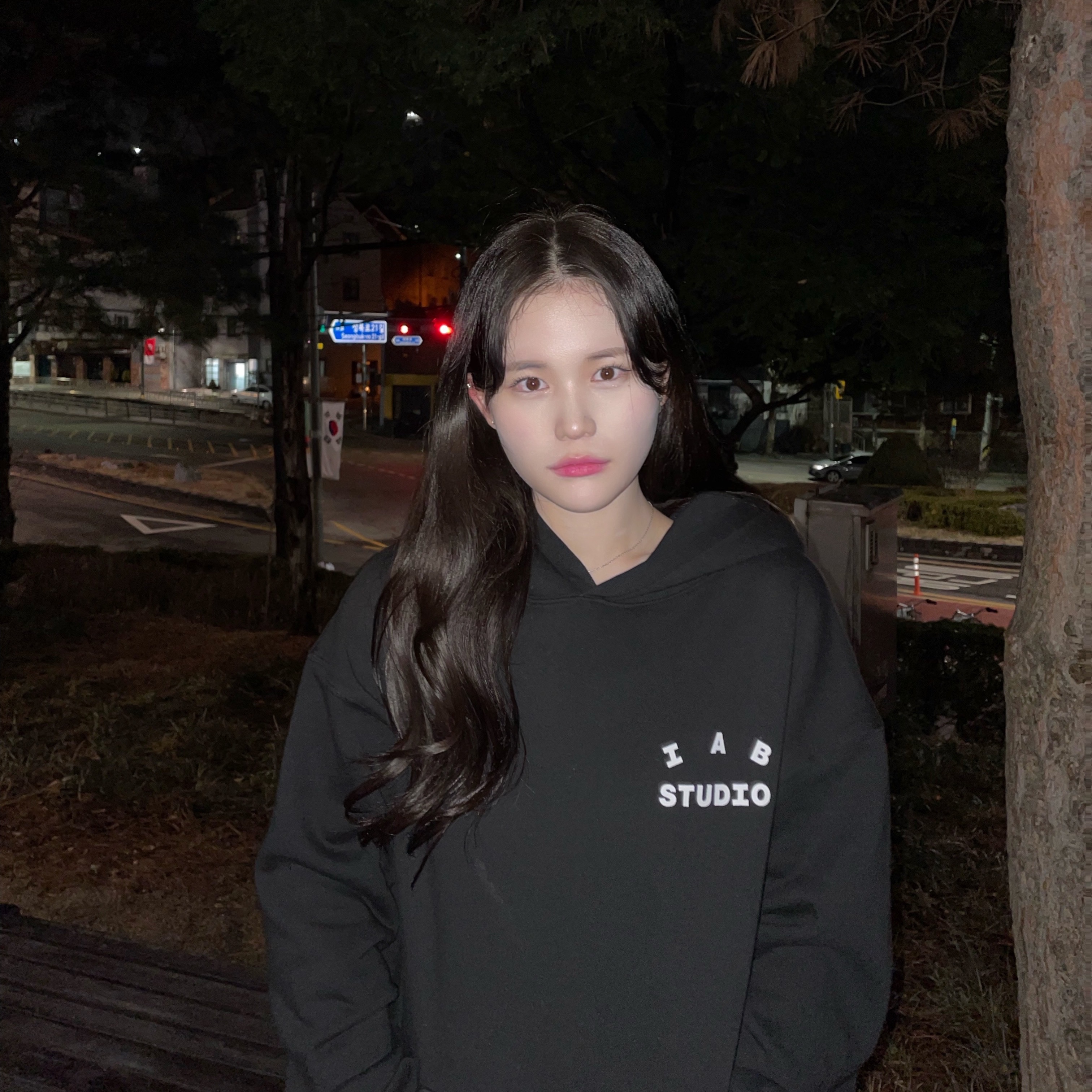 IAB Studio Hoodie Black White 착용 스타일 - 2