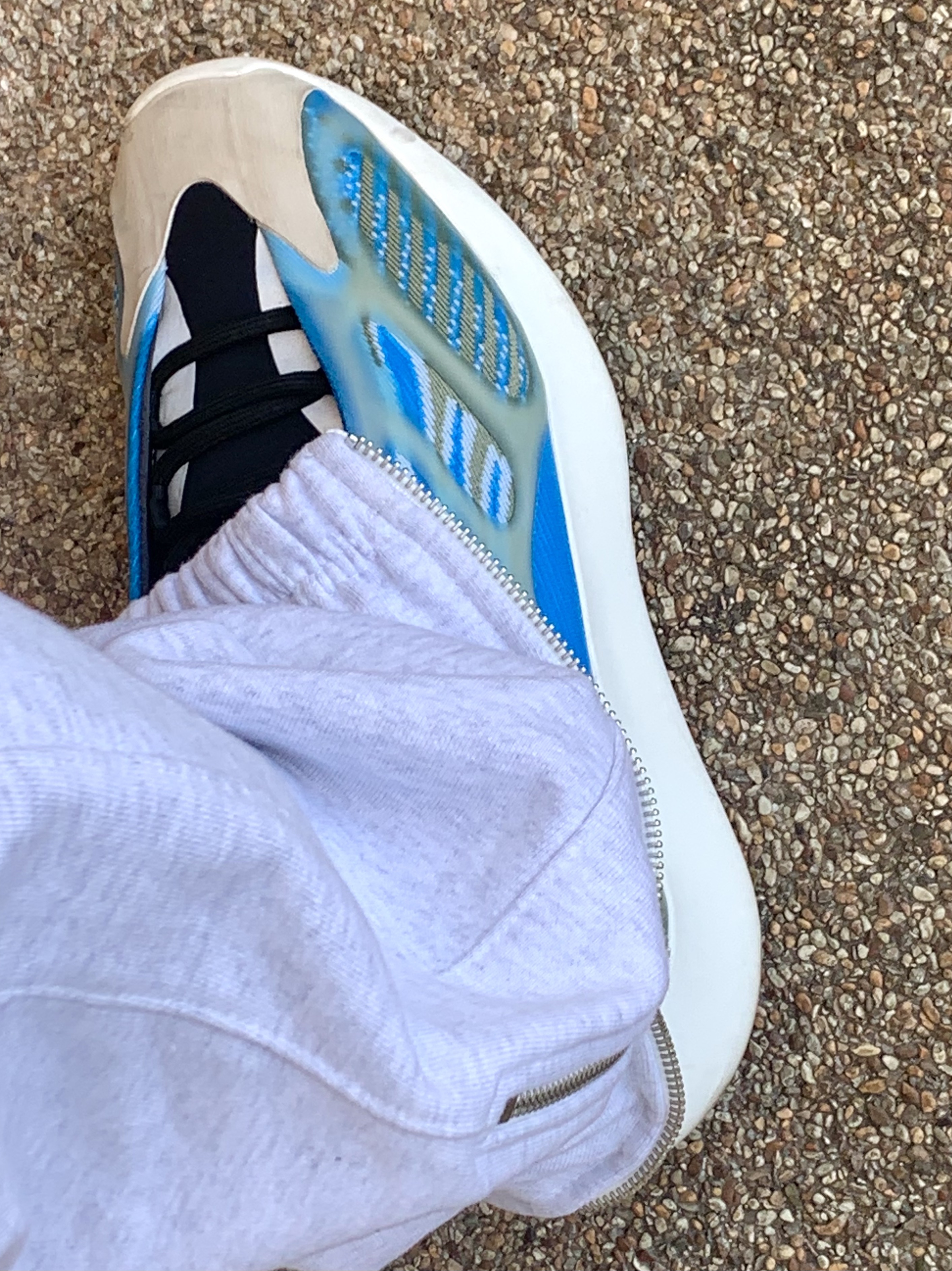 Adidas Yeezy 700 V3 Arzareth 착용 스타일 - 4