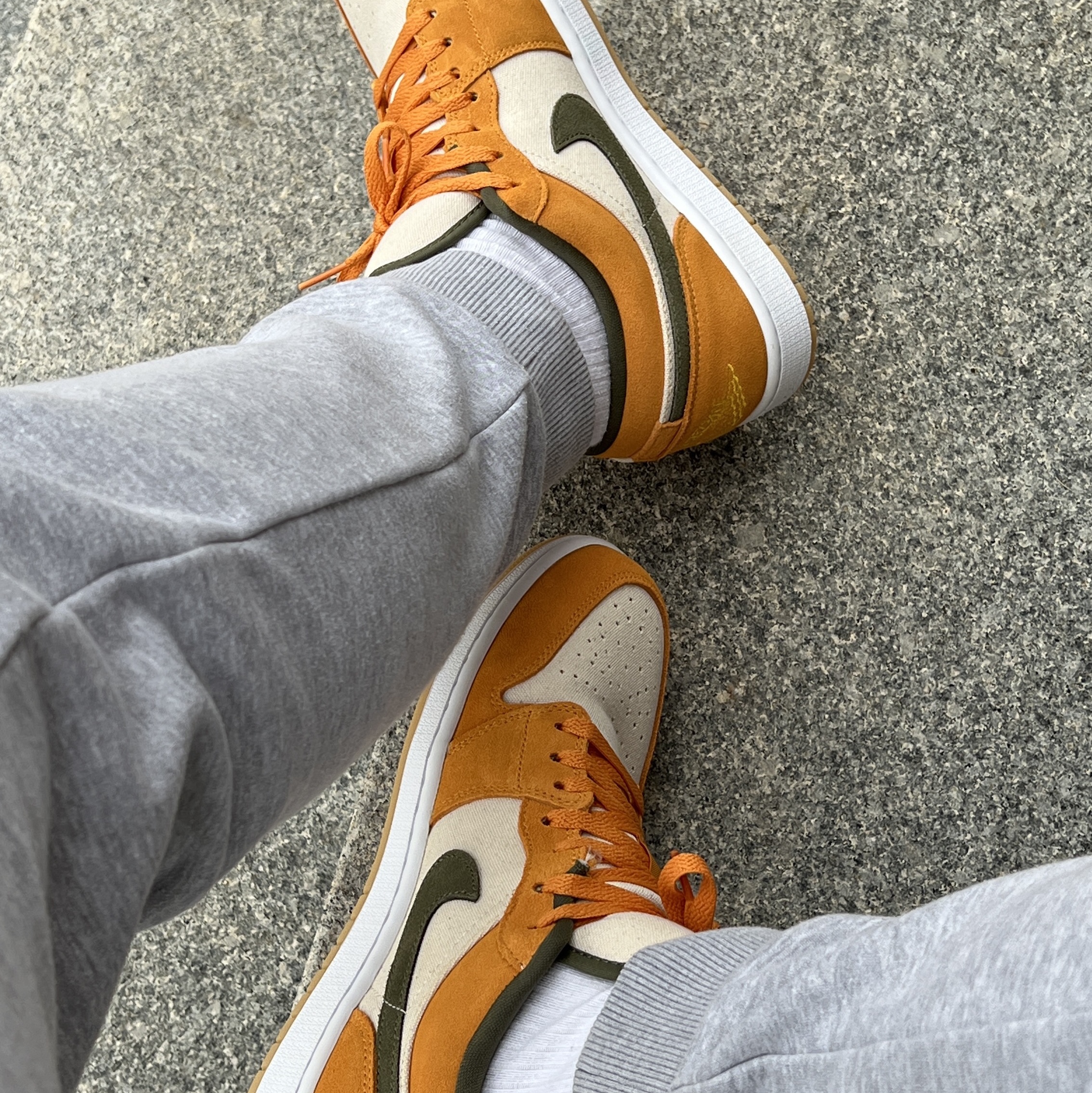 Jordan 1 Low SE Light Curry 착용 스타일 - 4