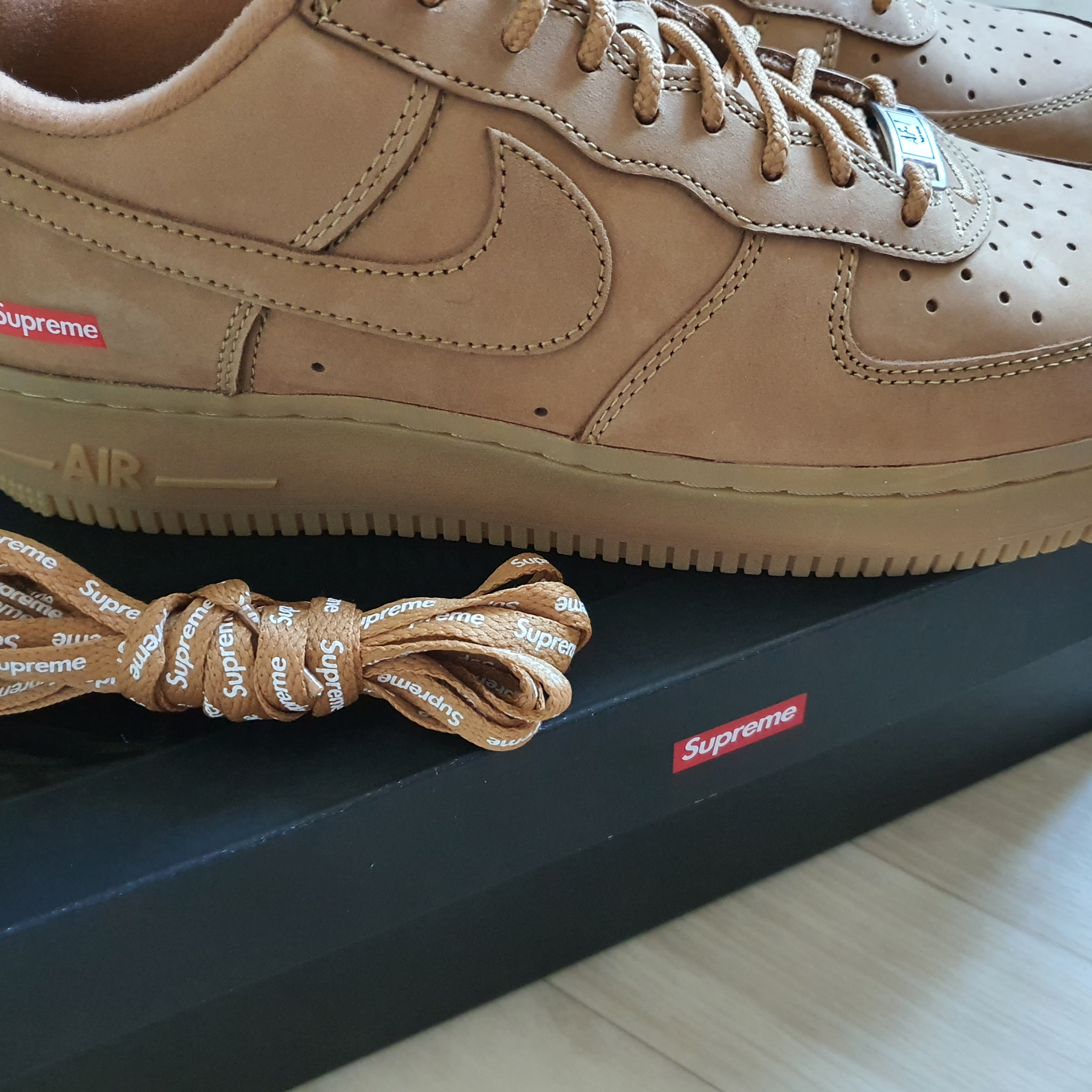 Nike x Supreme Air Force 1 Low Flax 착용 스타일 - 3