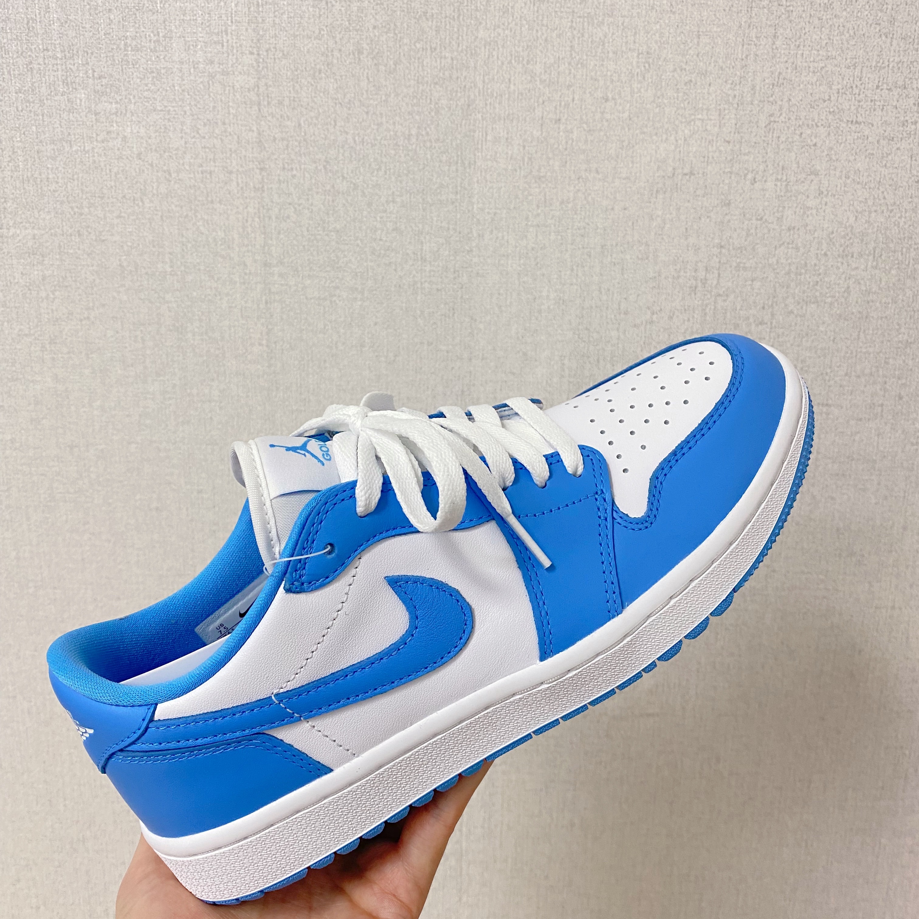 Jordan 1 Low Golf White and University Blue 착용 스타일 - 2