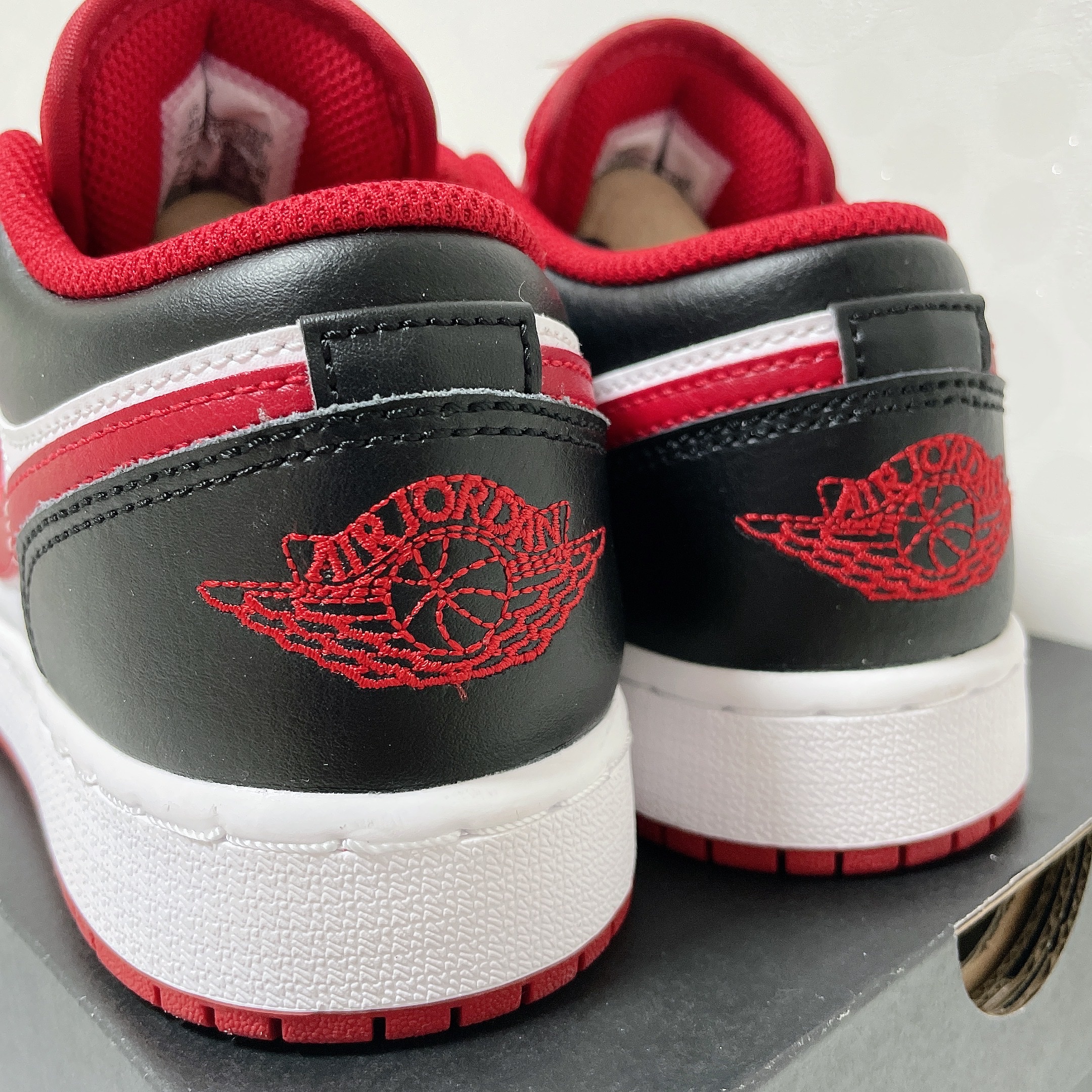 (GS) Jordan 1 Low White Gym Red Black 착용 스타일 - 3
