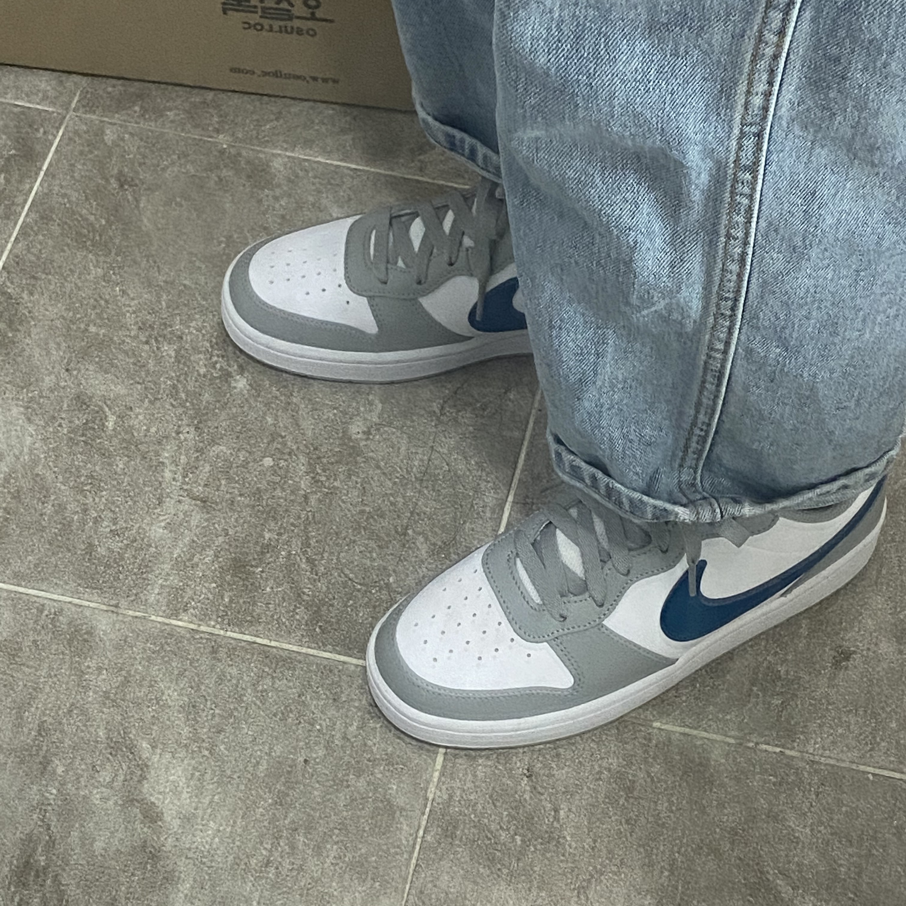 (GS) Nike Court Borough Low 2 Light Smoke Grey 착용 스타일 - 1