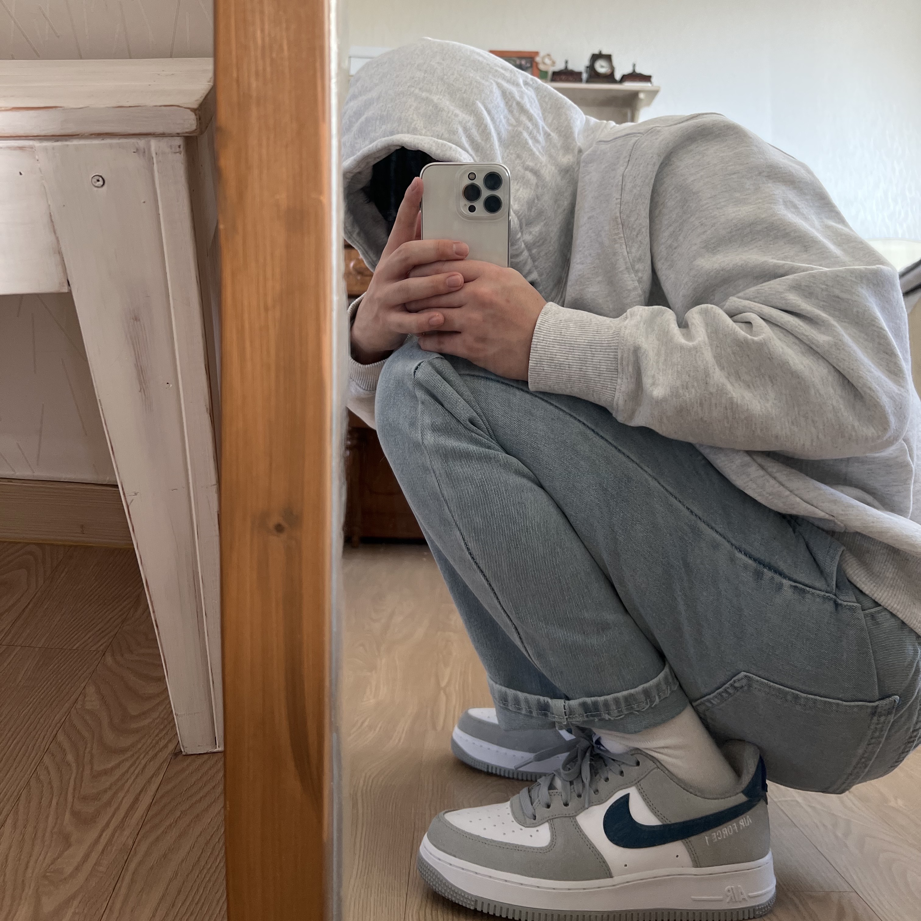Nike Air Force 1 '07 LV8 Athletic Club Light Smoke Grey Marina, Stussy Stock Crown Hoodie Ash Heather 착용 스타일