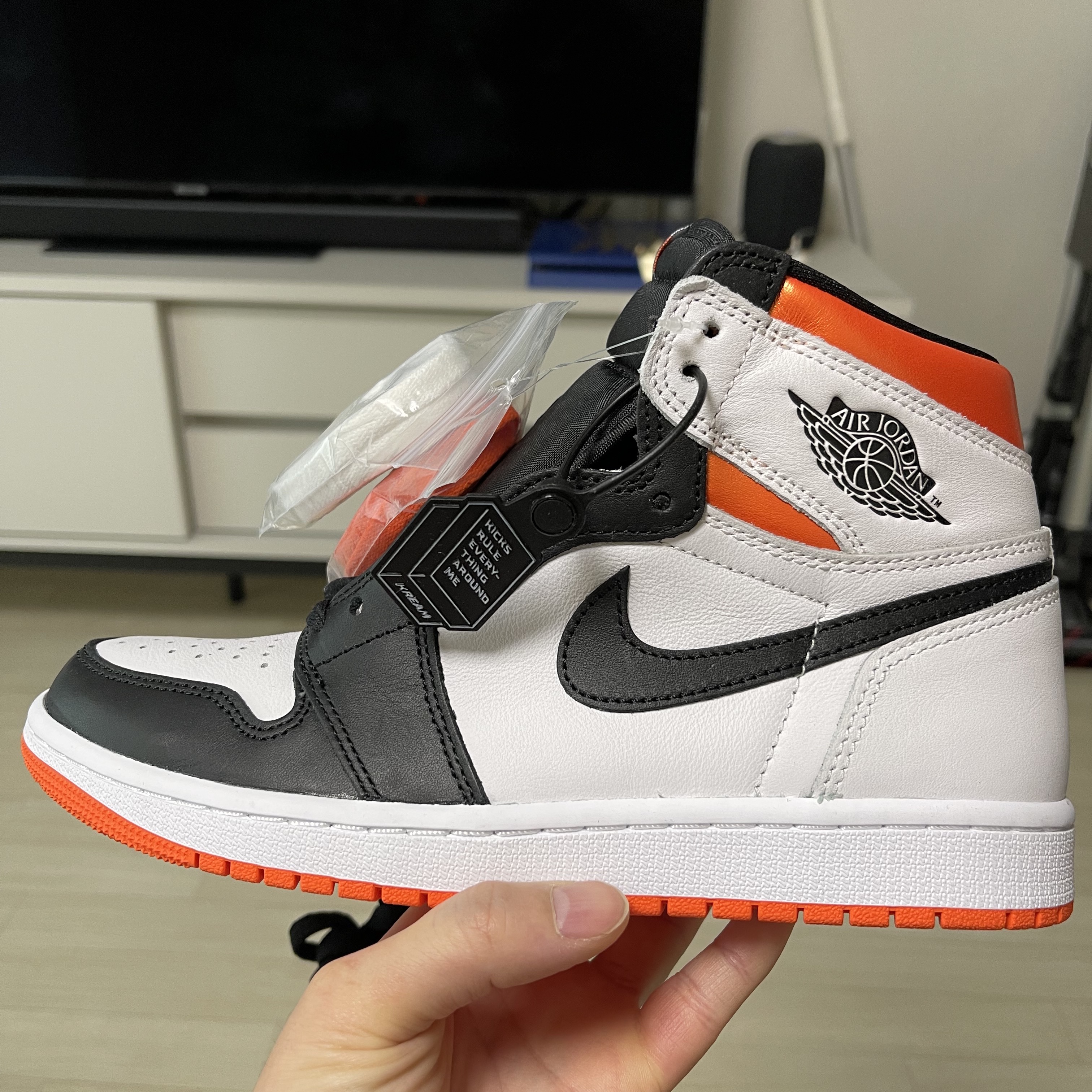 Jordan 1 Retro High OG Electro Orange 착용 스타일 - 3