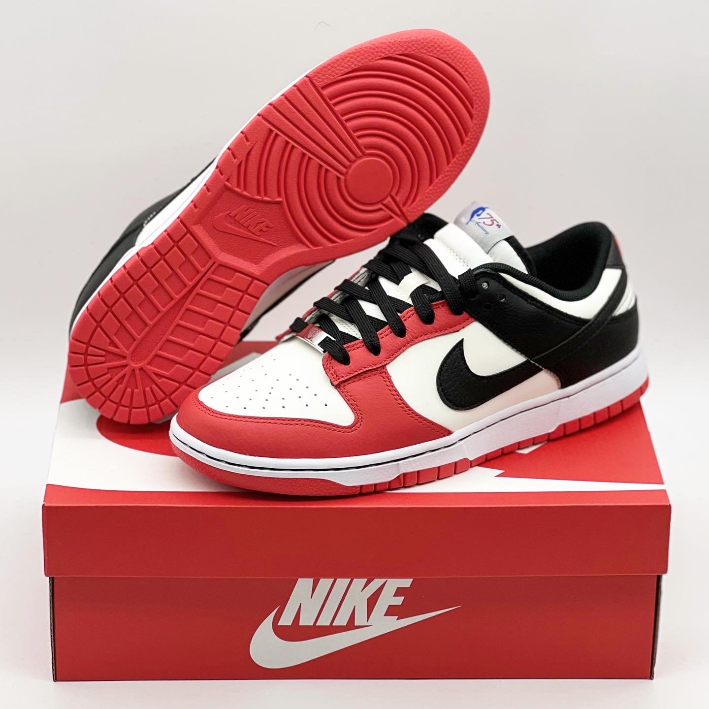 Nike x NBA Dunk Low Retro EMB Black and Chile Red 착용 스타일 - 1