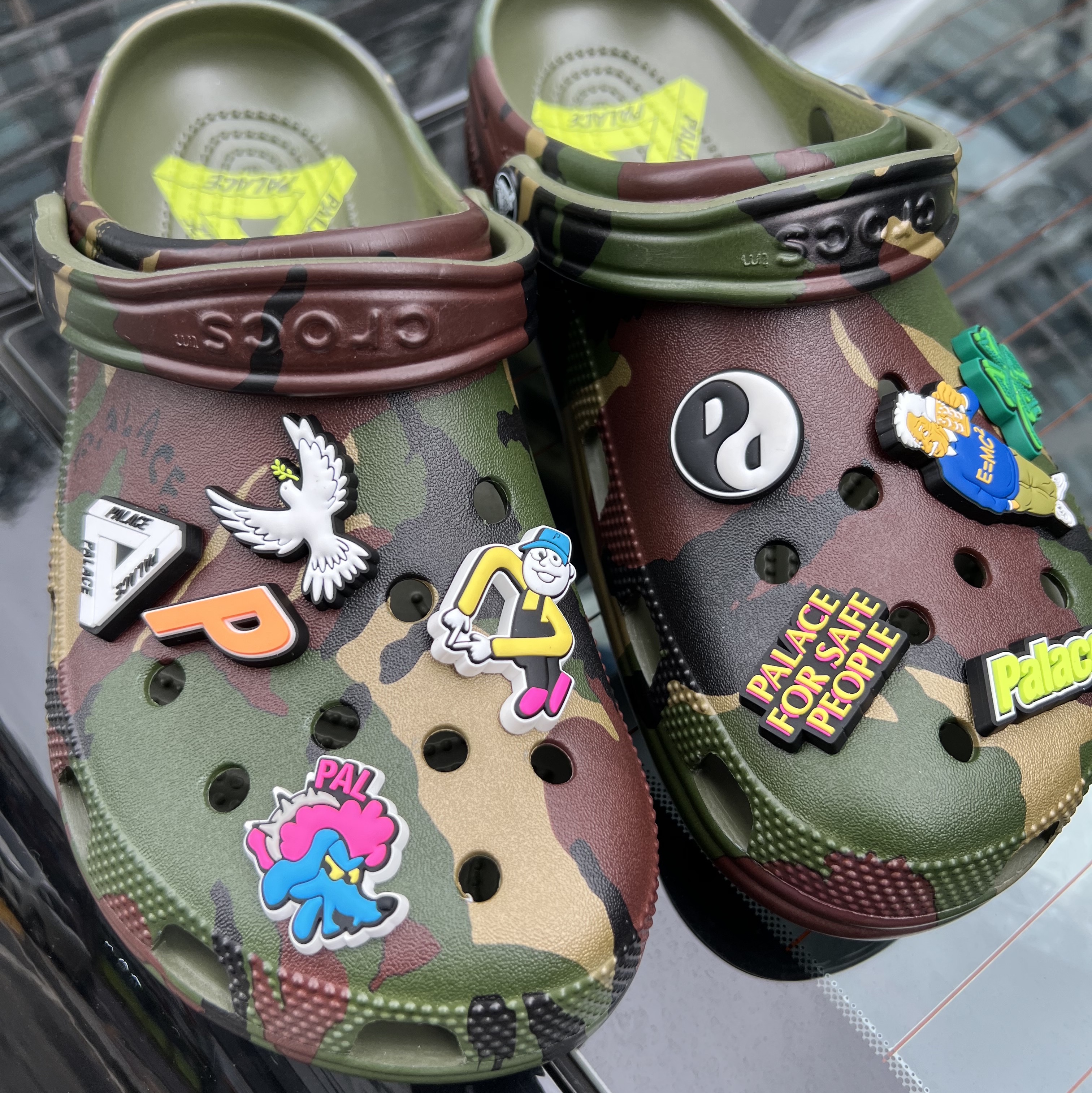 Crocs x Palace Classic Clog Woodland Camo 착용 스타일