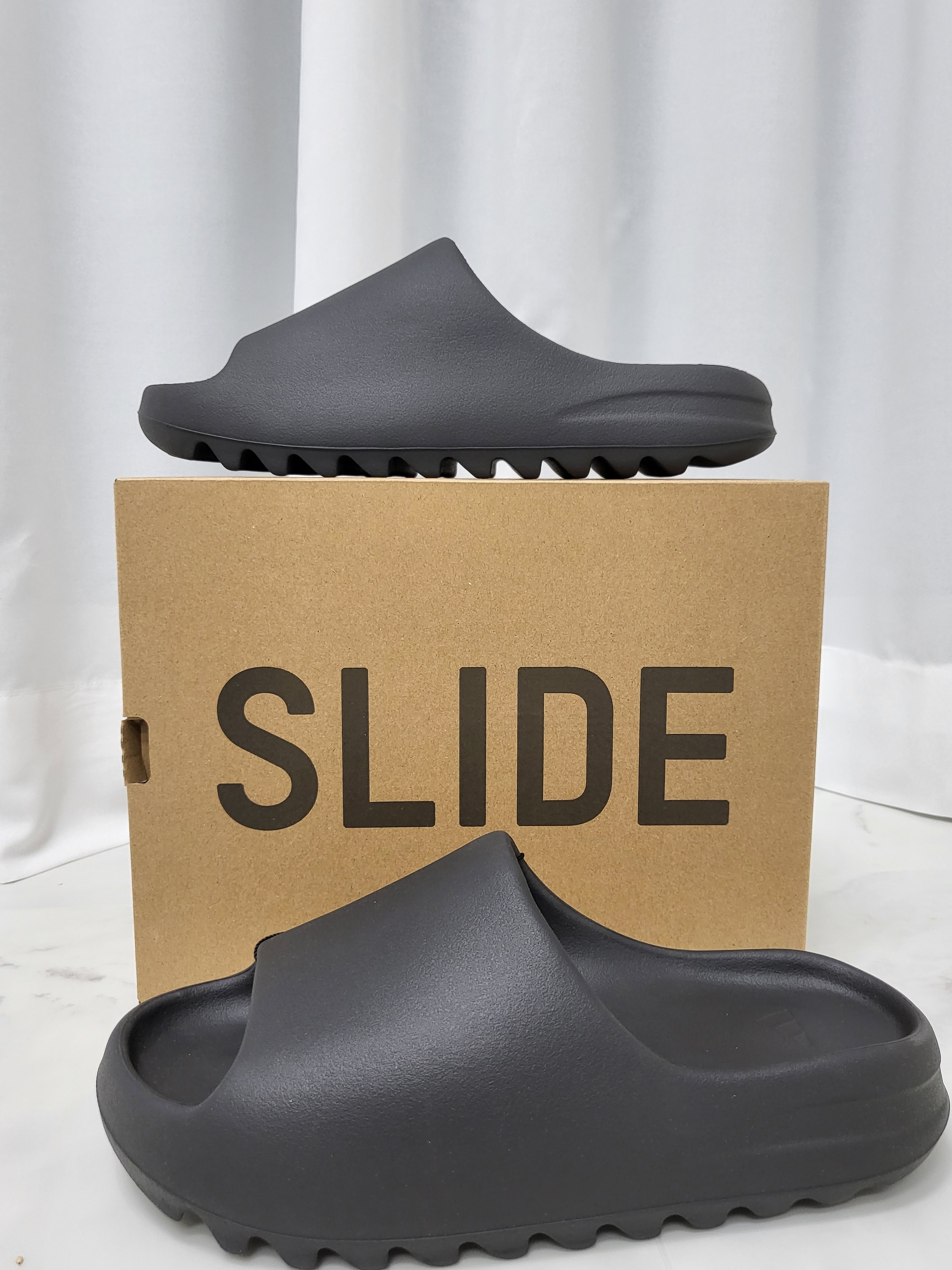 Adidas Yeezy Slide Onyx 착용 스타일