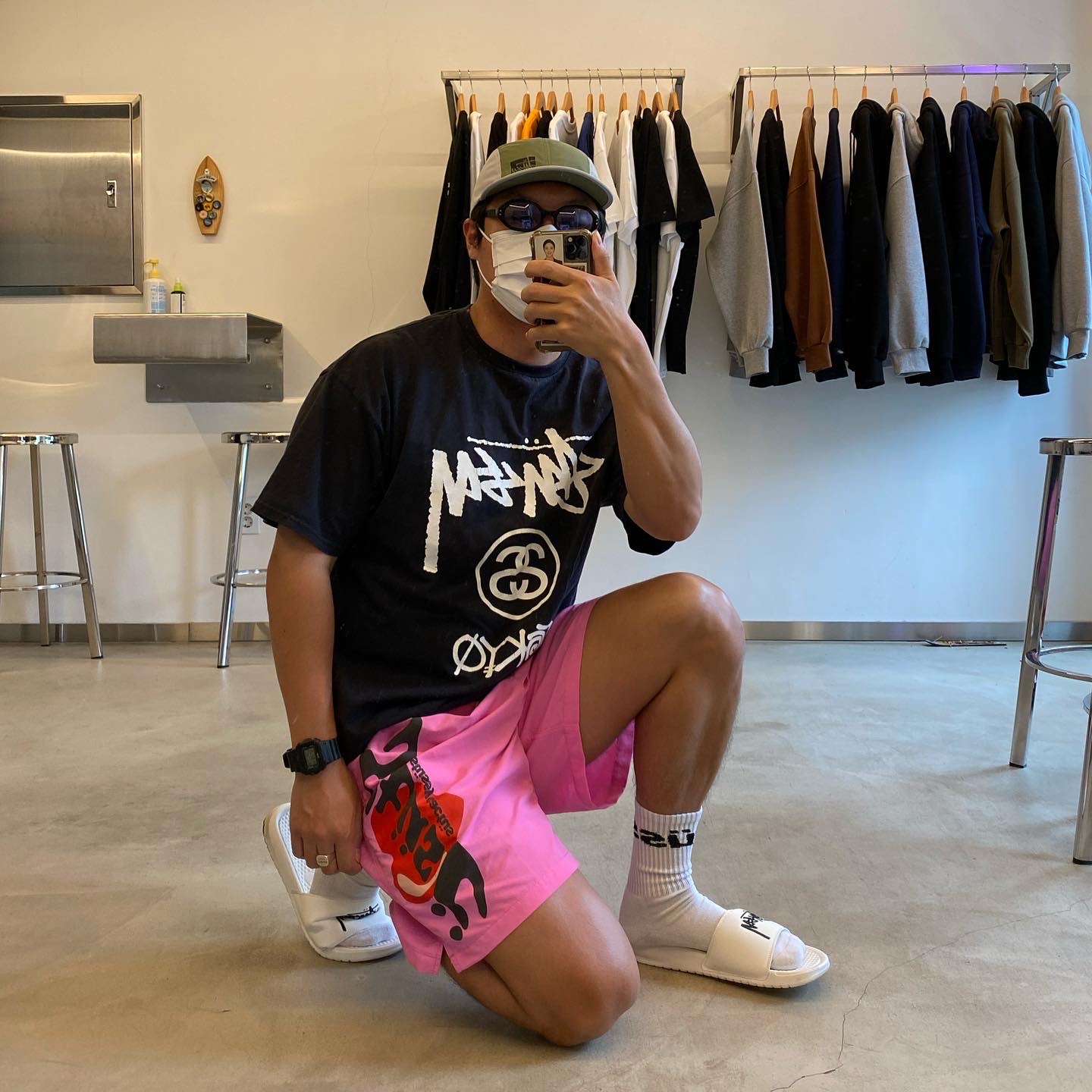 Nike x Stussy Benassi Slide Sail, Stussy x Cactus Plant Flea Market Shorts Pink 착용 스타일 - 2