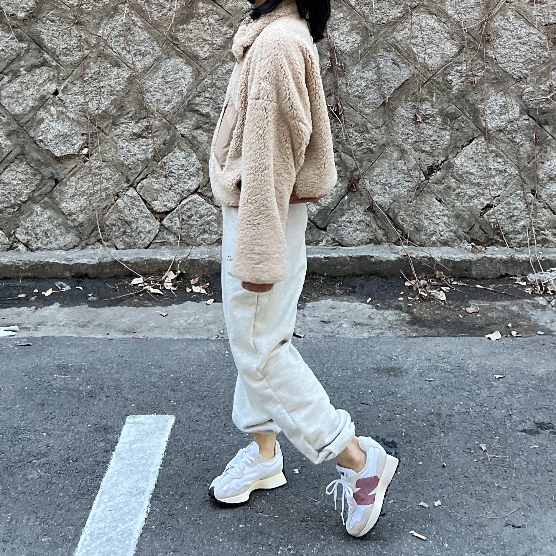 (W) New Balance 327 Gray Rose 착용 스타일 - 3