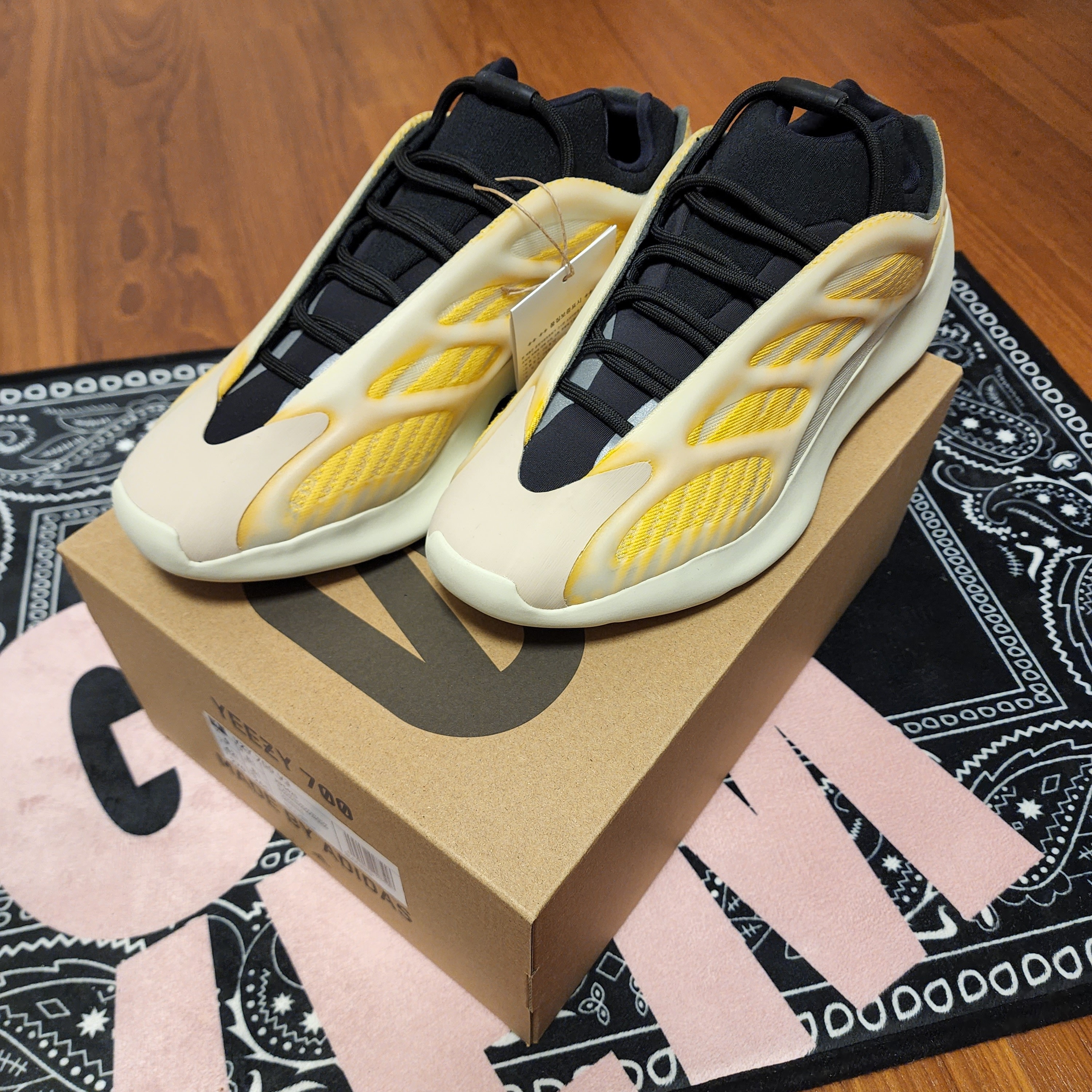 Adidas Yeezy 700 V3 Mono Safflower 착용 스타일 - 2