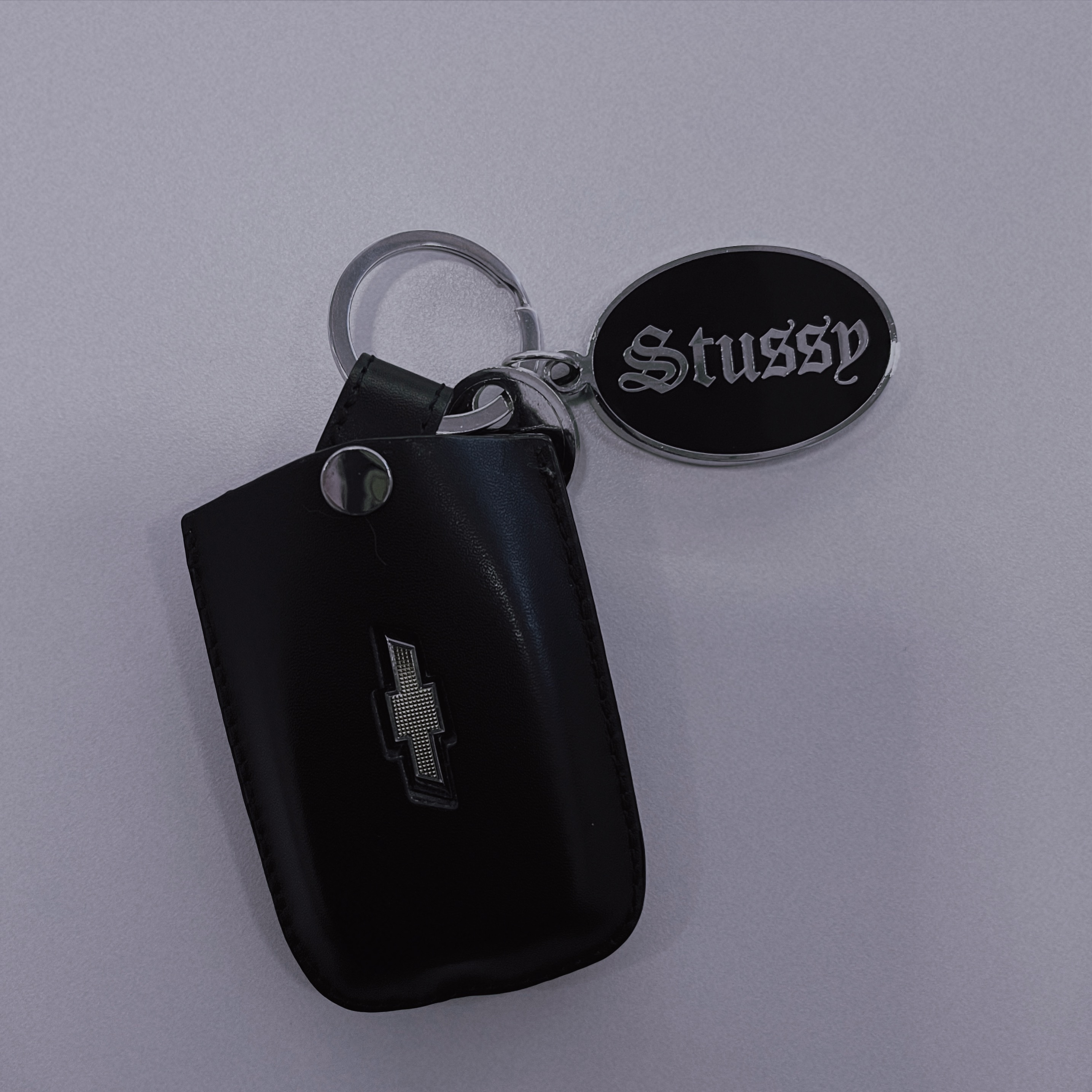 Stussy O.E. Badge Keychain 착용 스타일