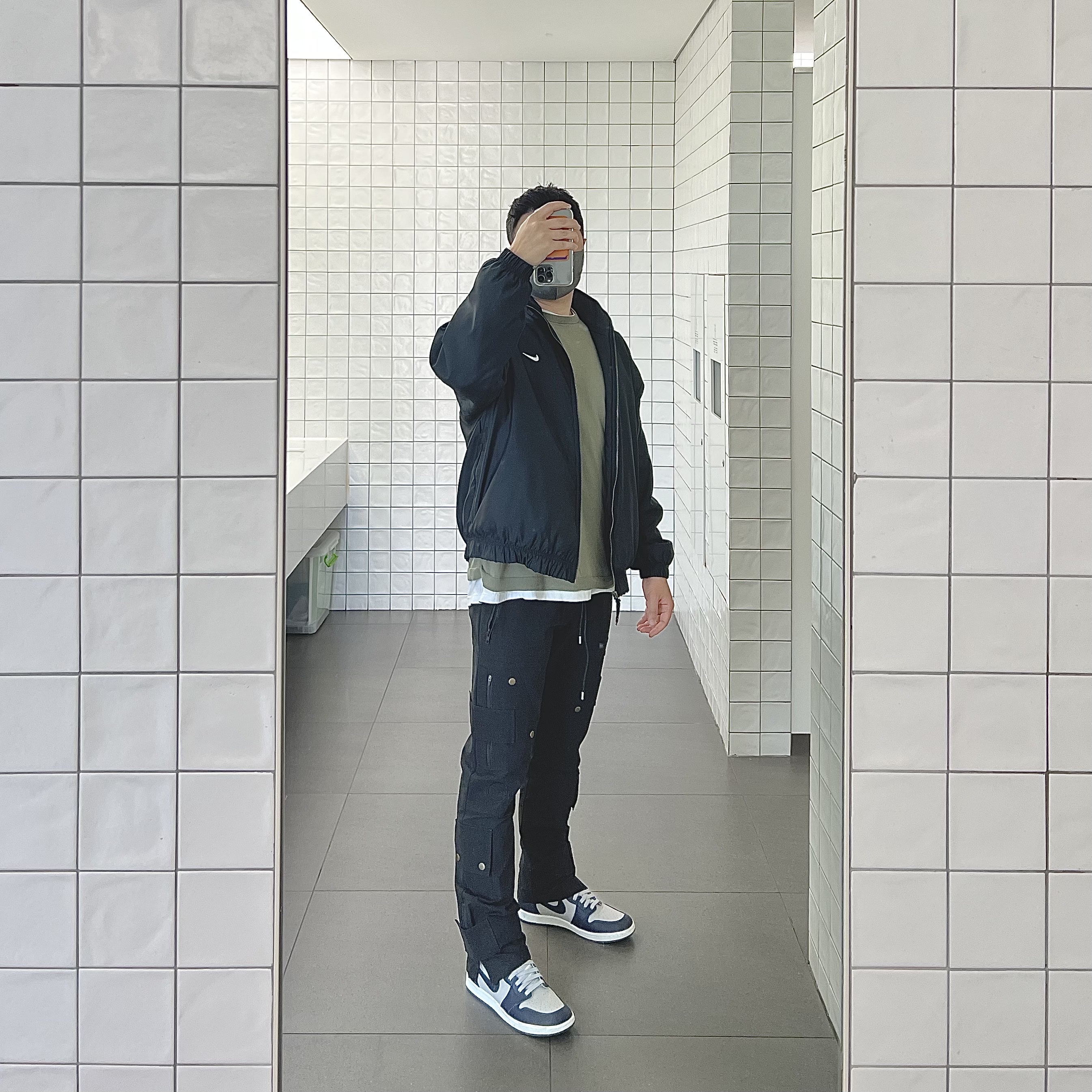 Jordan 1 High 85 College Navy, Nike NRG Solo Swoosh Satin Bomber Jacket Black Doll - Asia 착용 스타일