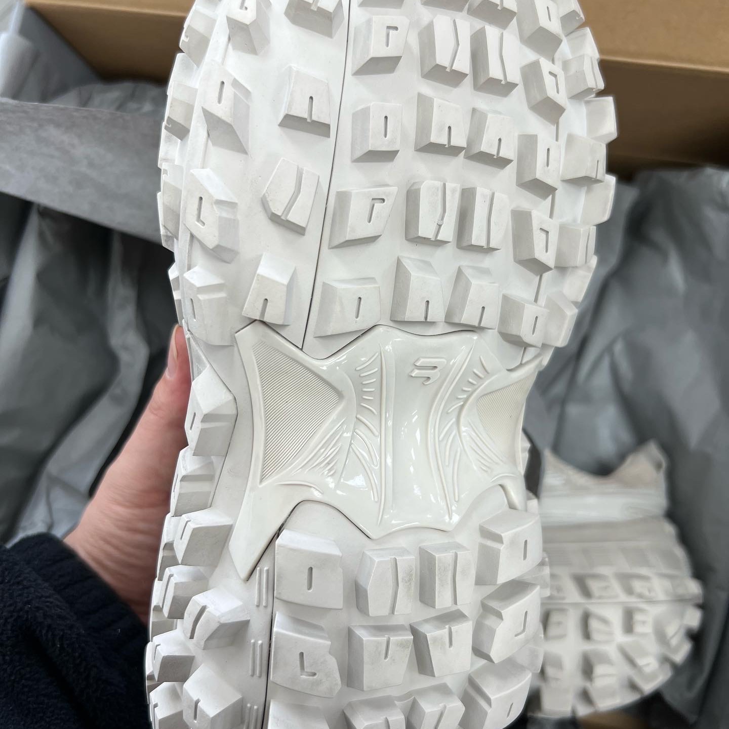 Balenciaga Defender Sneakers Beige 착용 스타일 - 3