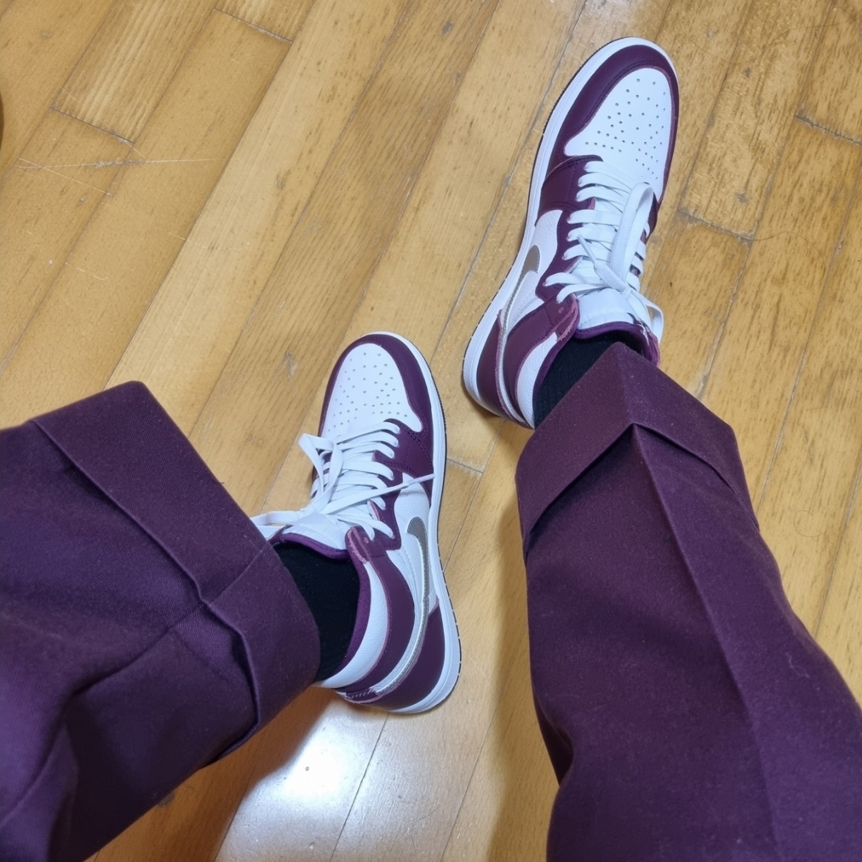 Jordan 1 Retro High OG Bordeaux 착용 스타일 - 1