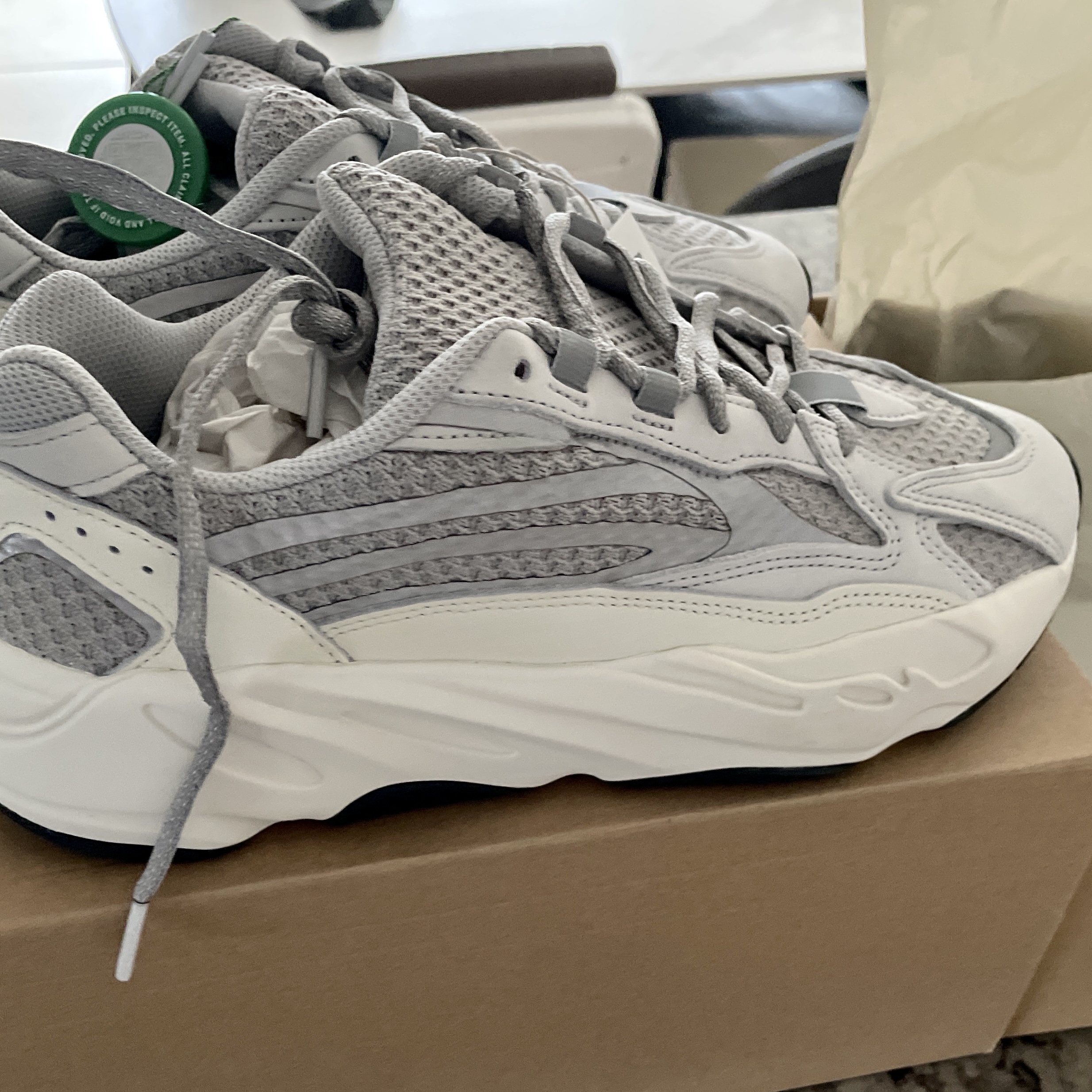 Adidas Yeezy Boost 700 V2 Static 2022 착용 스타일 - 1