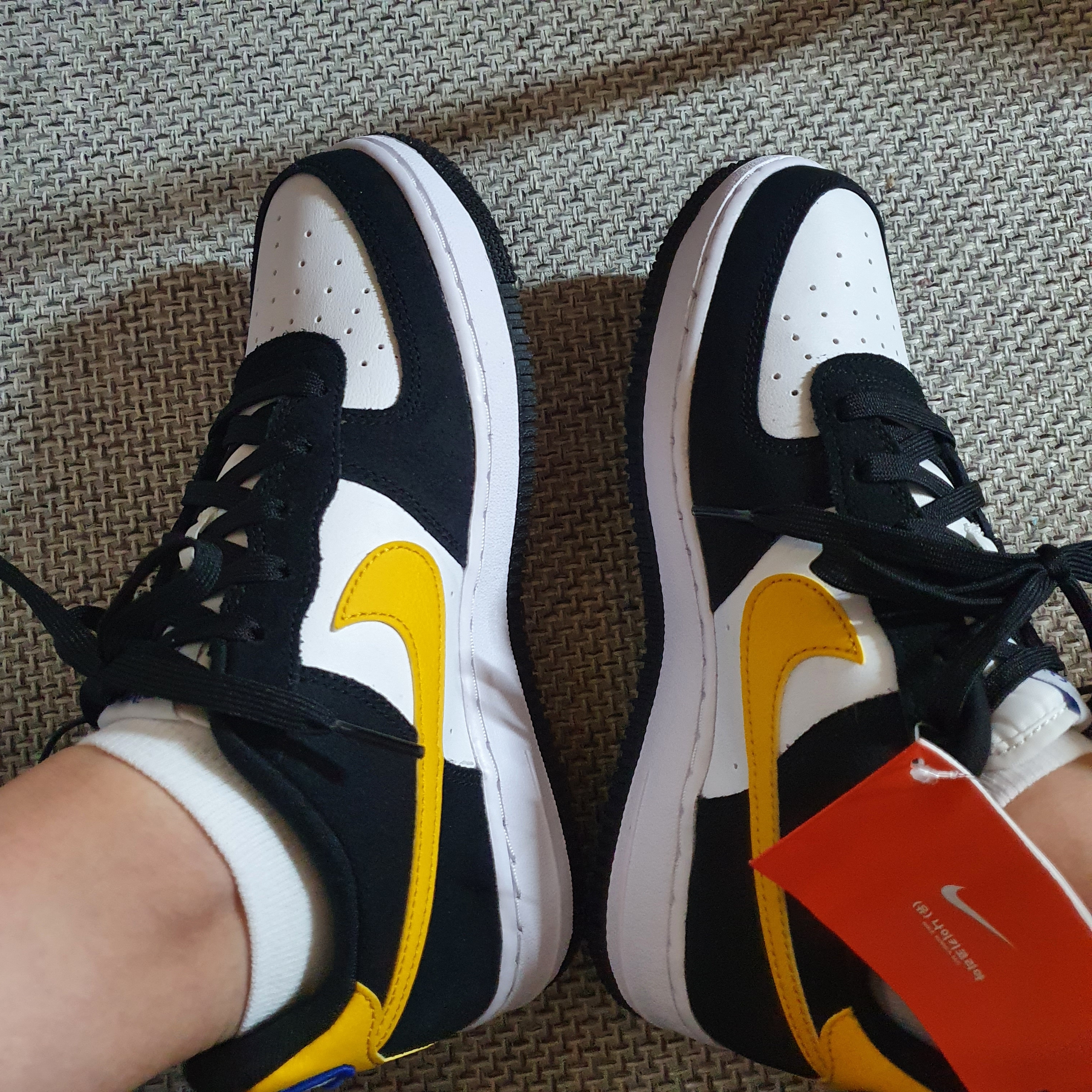 Nike Air Force 1 '07 LV8 Athletic Club Black Dark Sulfur 착용 스타일