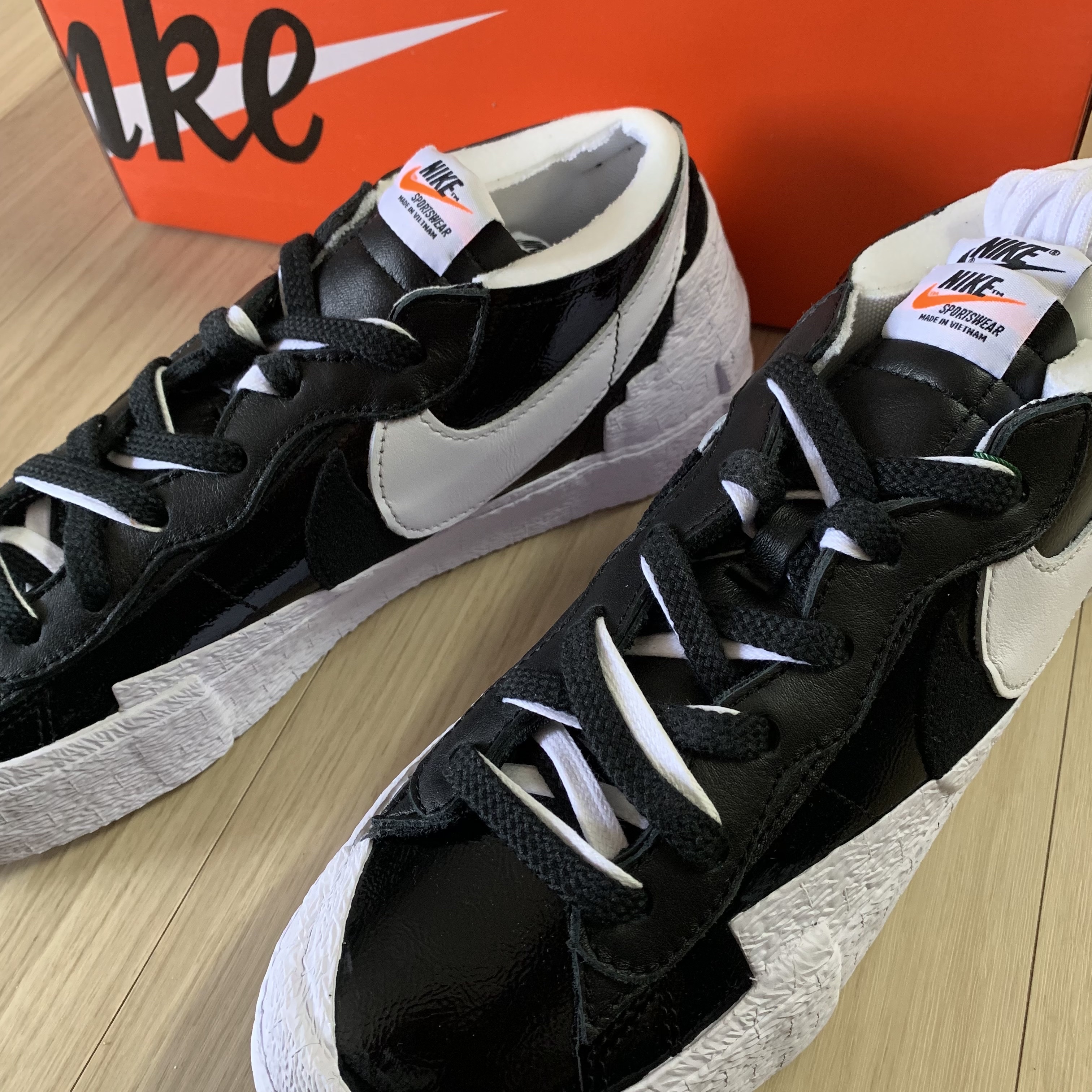 Nike x Sacai Blazer Low Black Patent Leather 착용 스타일 - 2