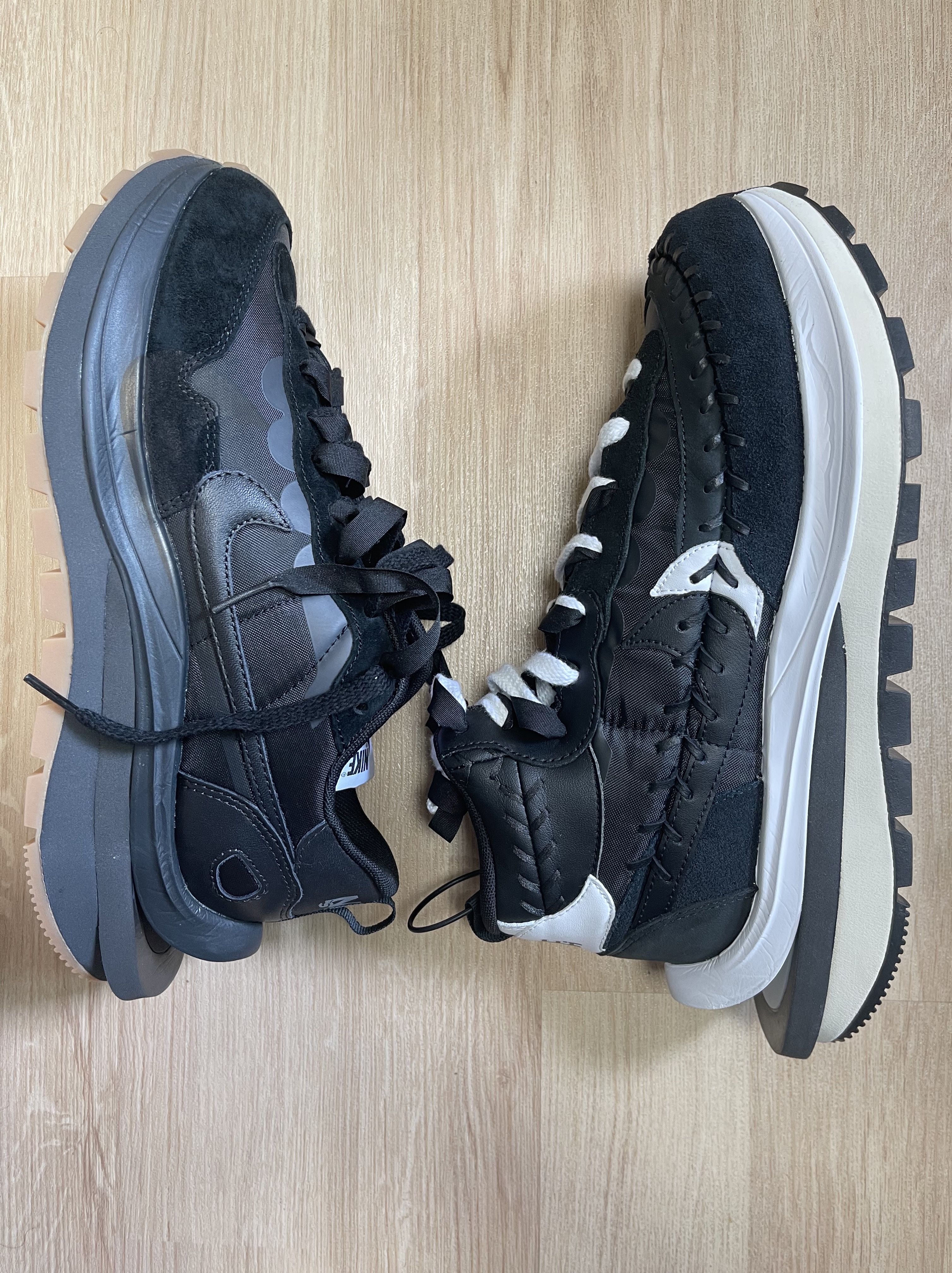 Nike x Sacai VaporWaffle Black and Gum, Nike x Sacai x Jean Paul Gaultier VaporWaffle Black White 착용 스타일 - 2