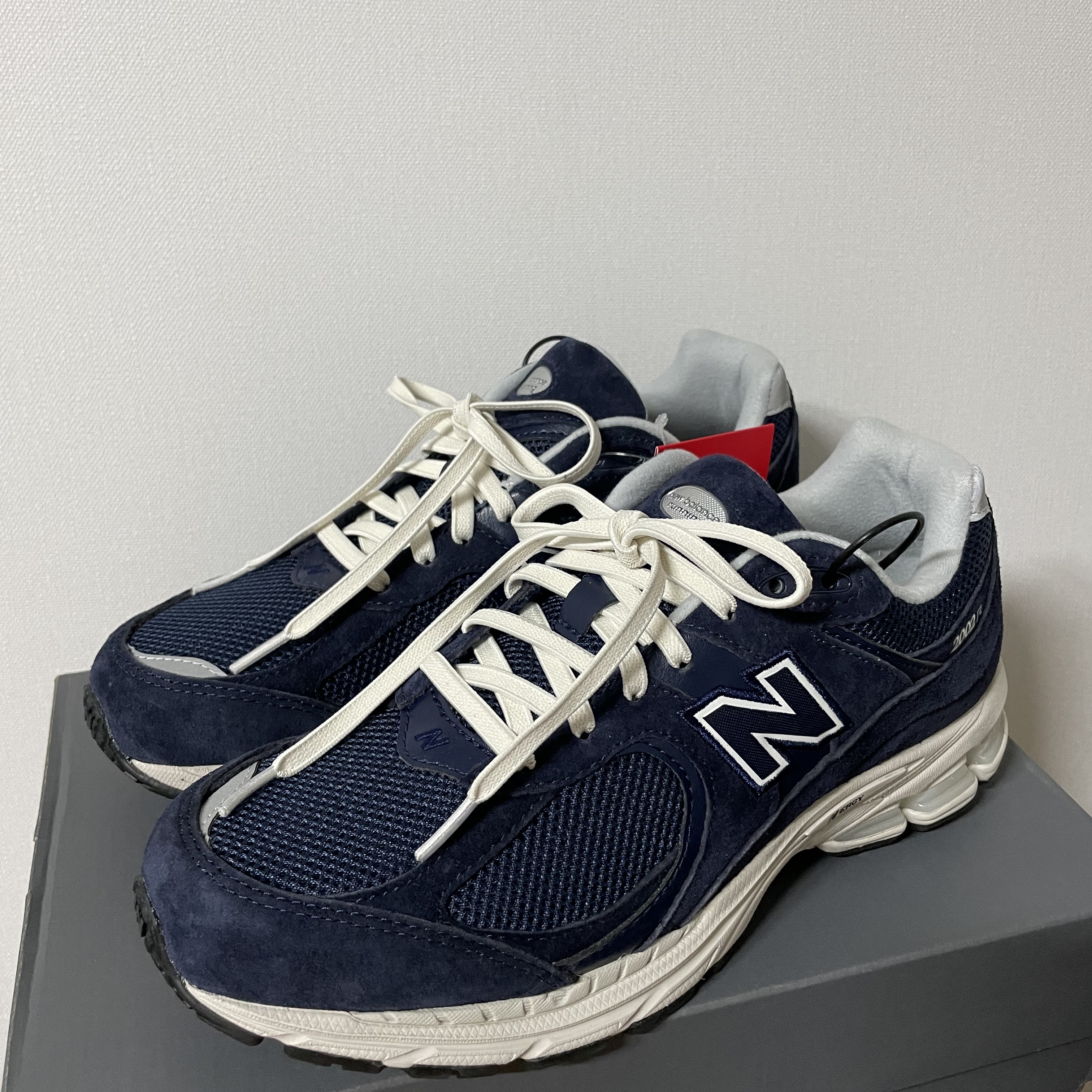 New Balance 2002R Navy 착용 스타일