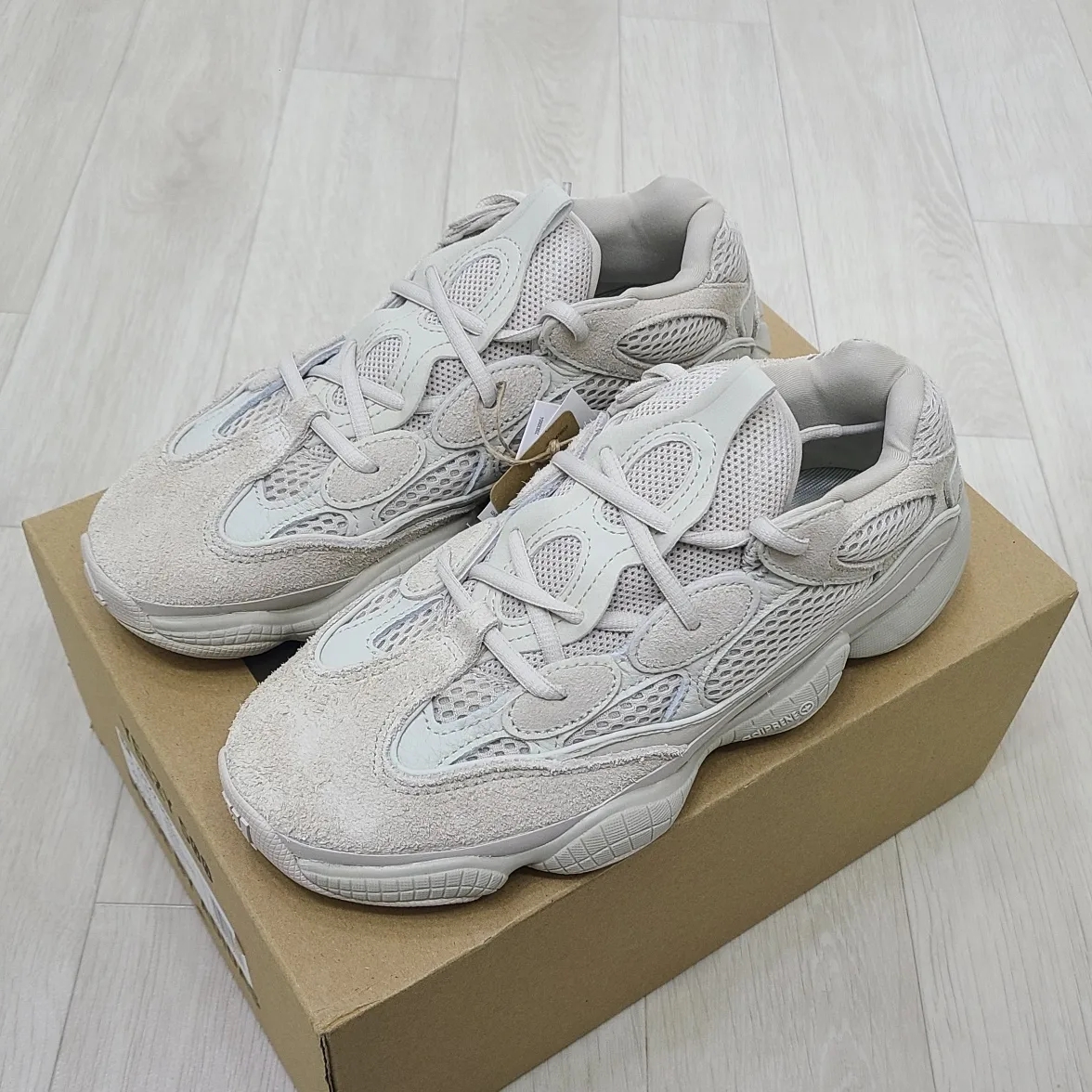 Adidas Yeezy 500 Blush 2022 착용 스타일 - 2
