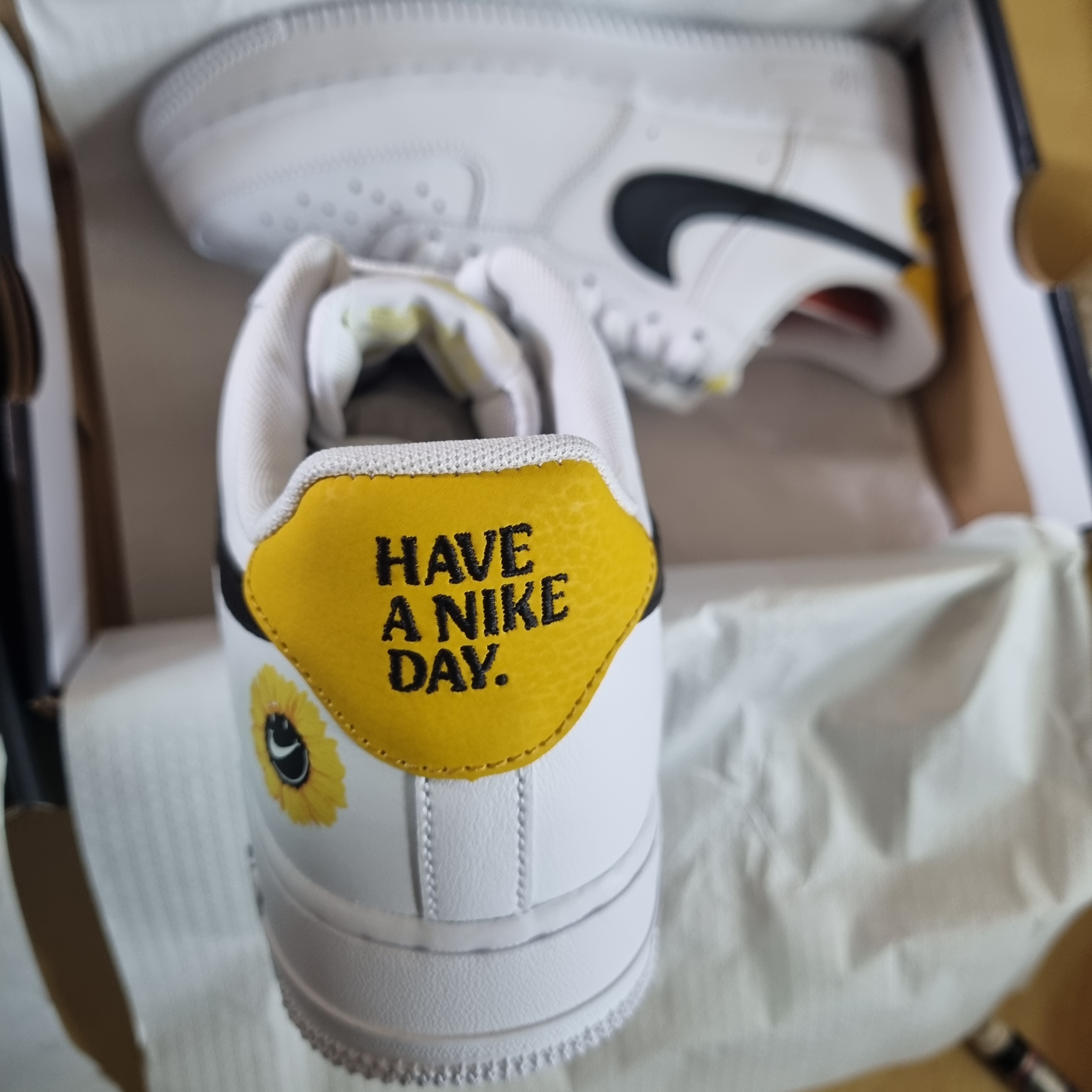 Nike Air Force 1 '07 LV8 2 Have a Nike Day 착용 스타일