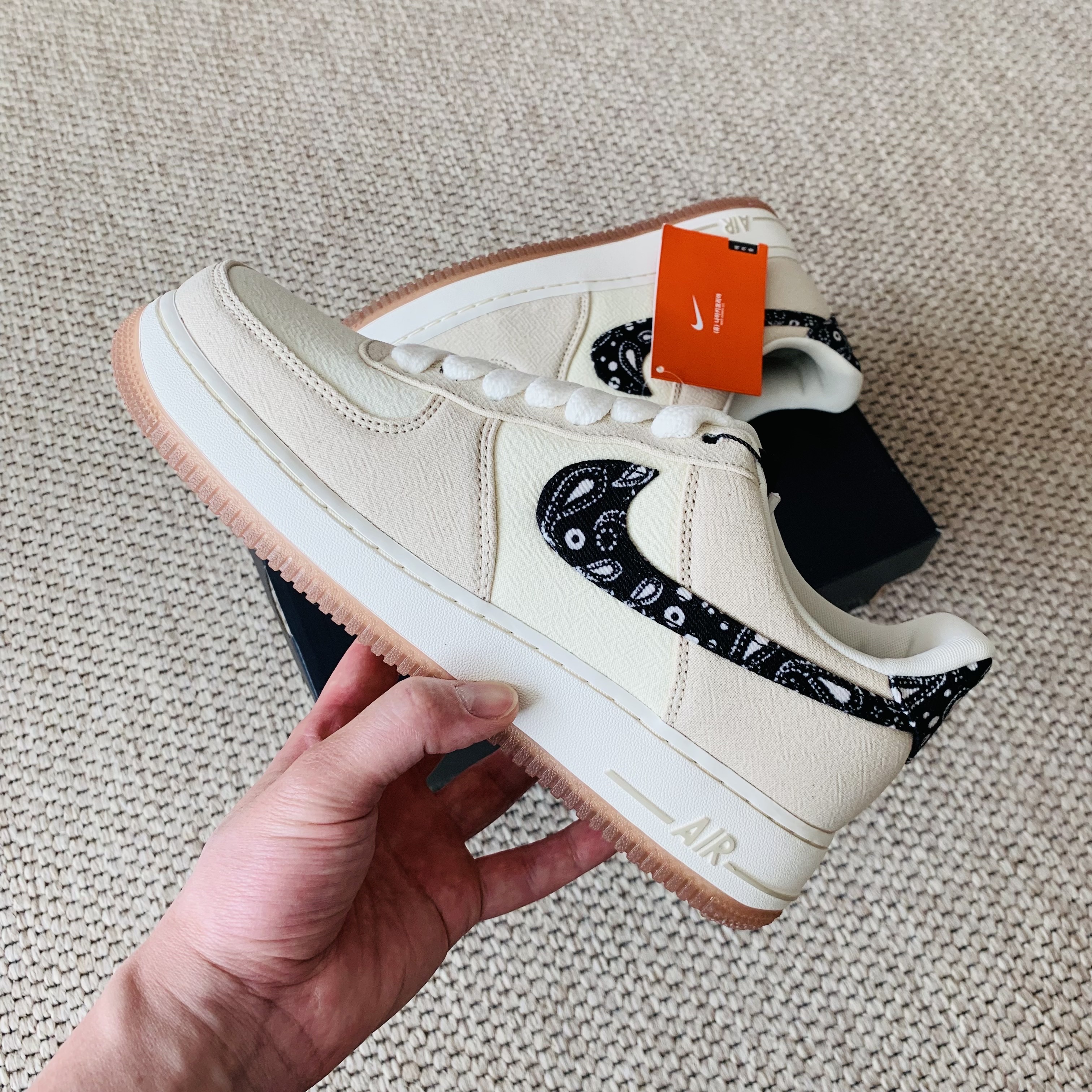 Nike Air Force 1 '07 LV8 Paisley Swoosh 착용 스타일 - 3