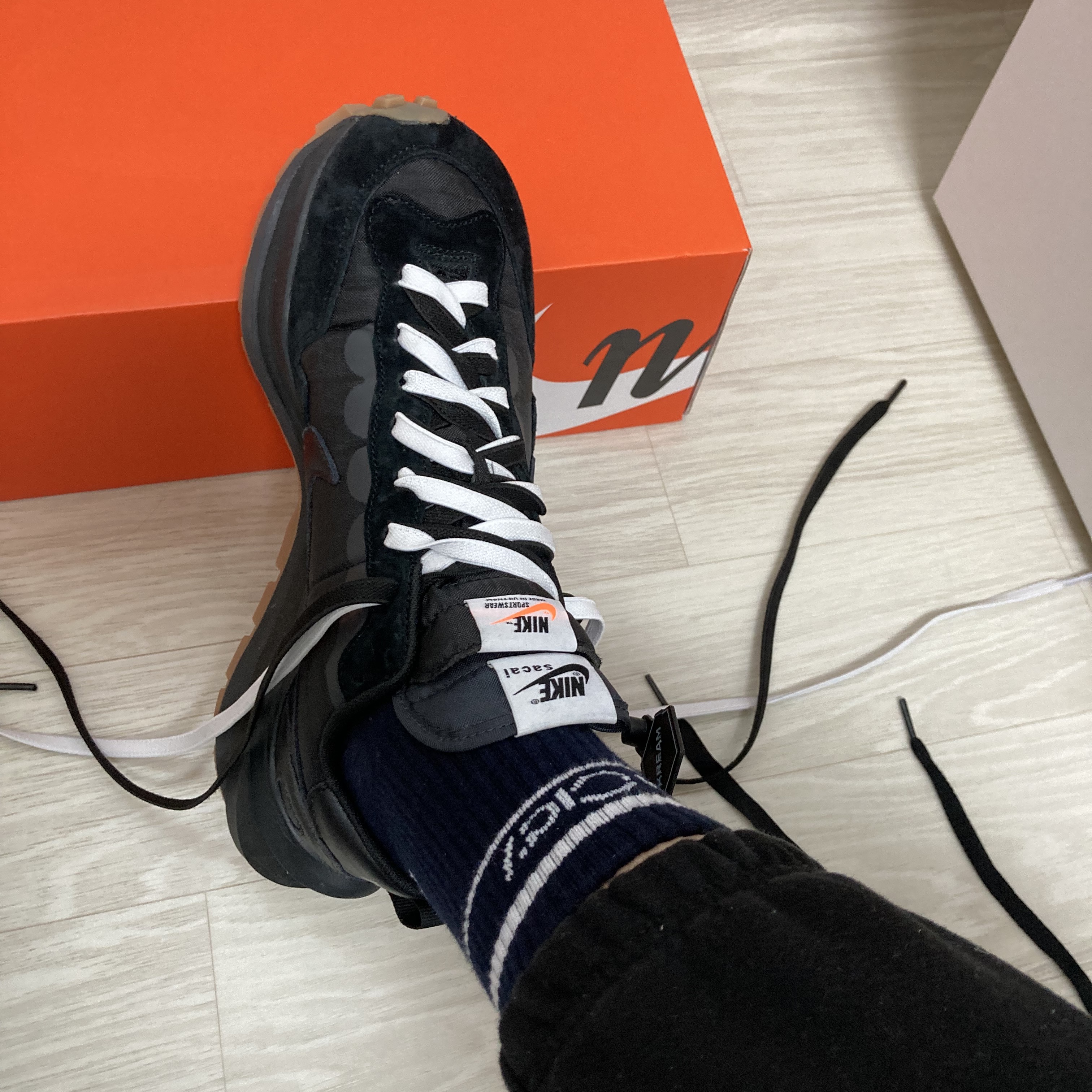 Nike x Sacai VaporWaffle Black and Gum 착용 스타일 - 4